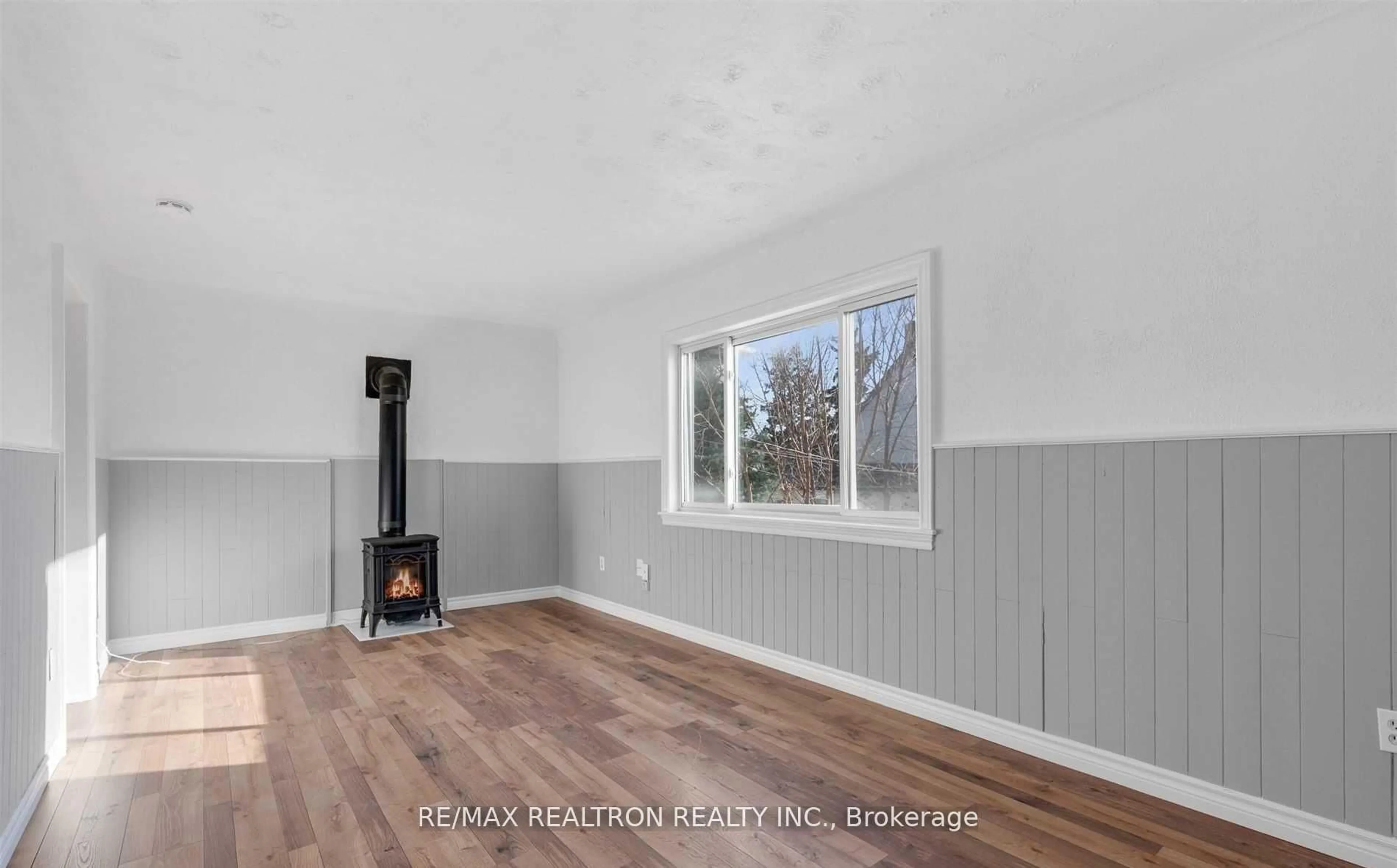 A pic of a room for 6247 Taylor St, Niagara Falls Ontario L2G 2E9