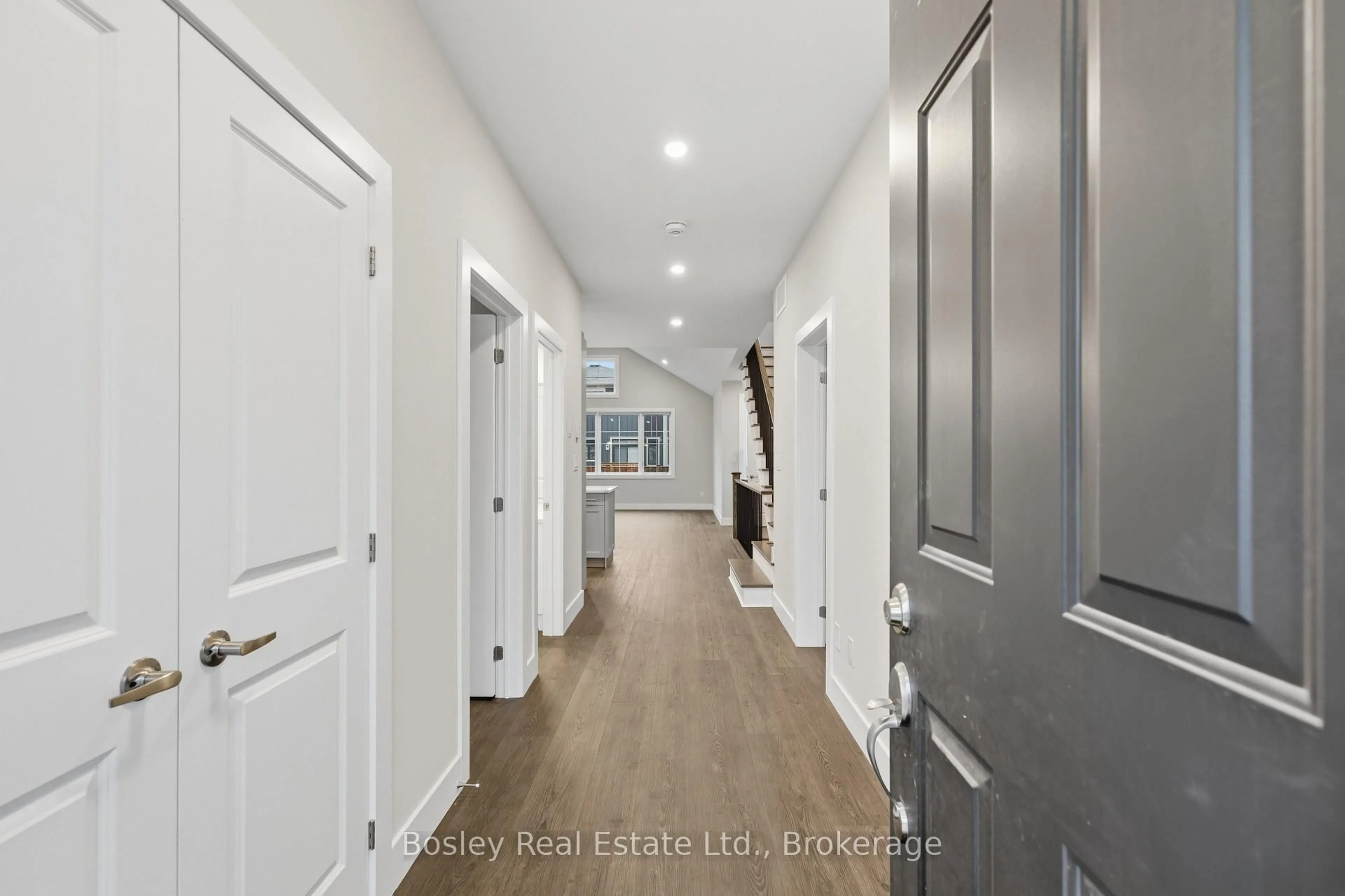 Indoor entryway for 163 SUGAR MAPLE St, Blue Mountains Ontario L9Y 0Z3