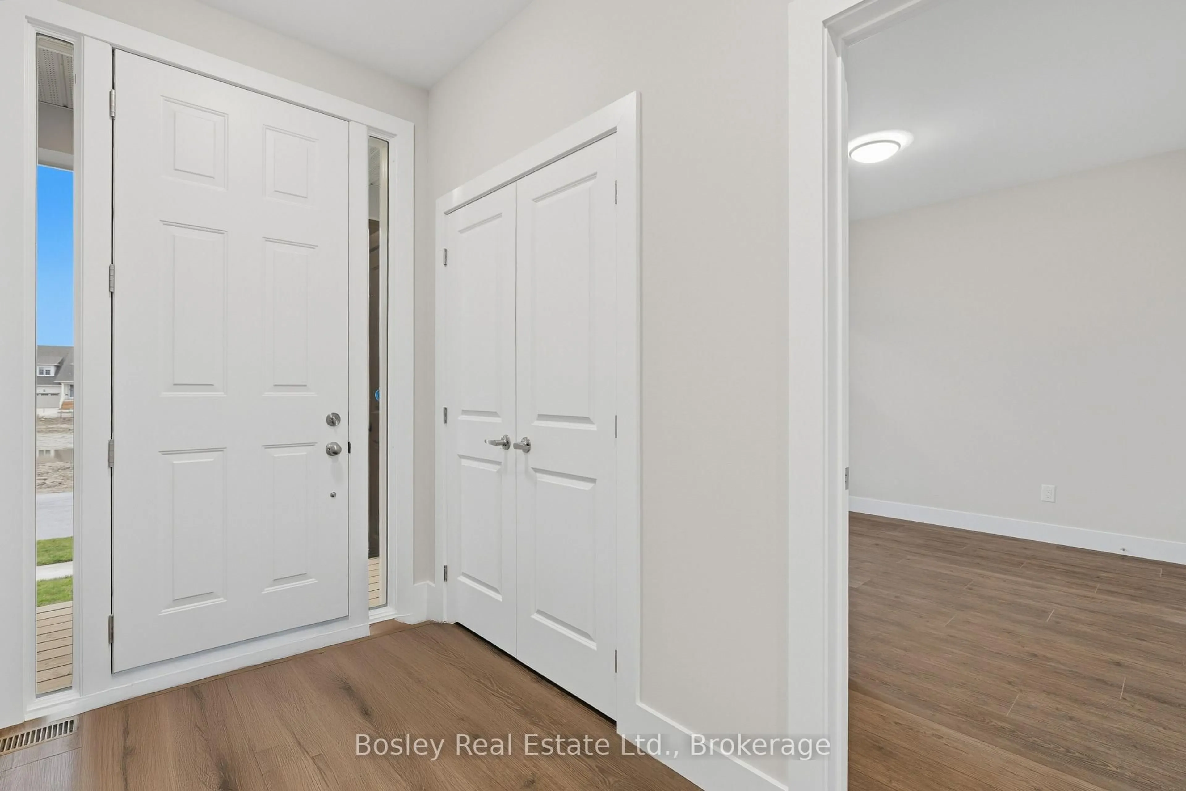 Indoor entryway for 163 SUGAR MAPLE St, Blue Mountains Ontario L9Y 0Z3