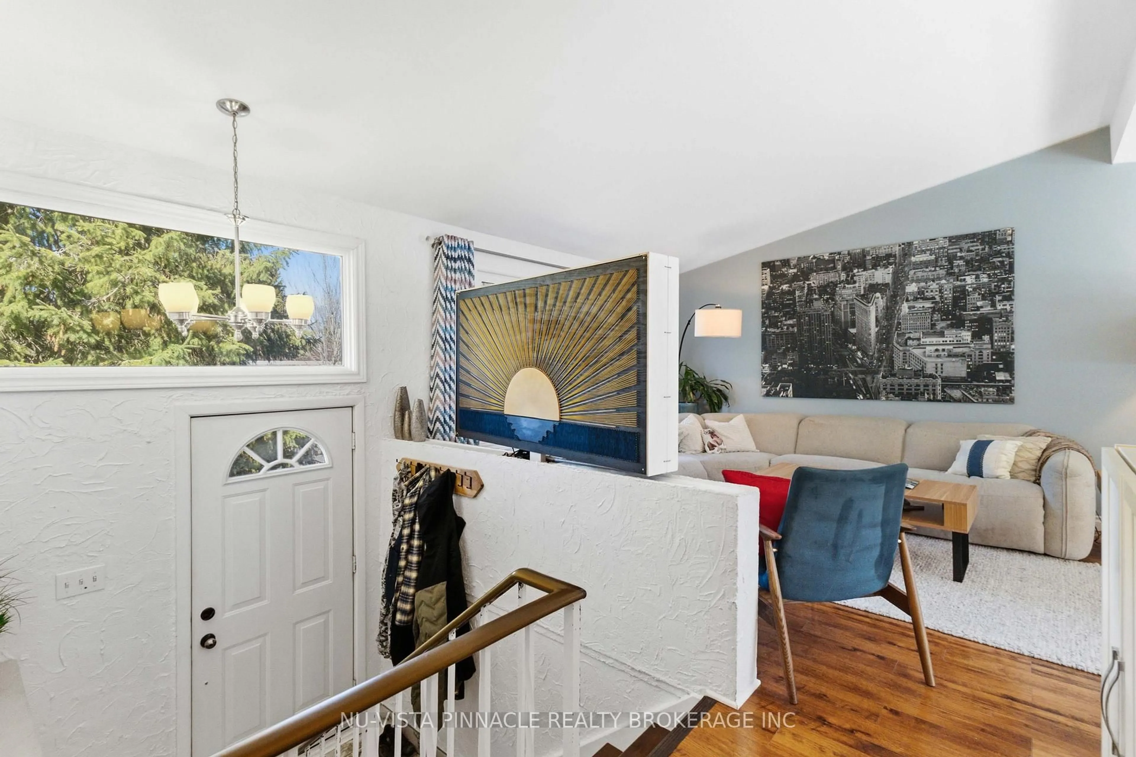 Indoor entryway for 31 Sumner Rd, London South Ontario N5Z 3Z1