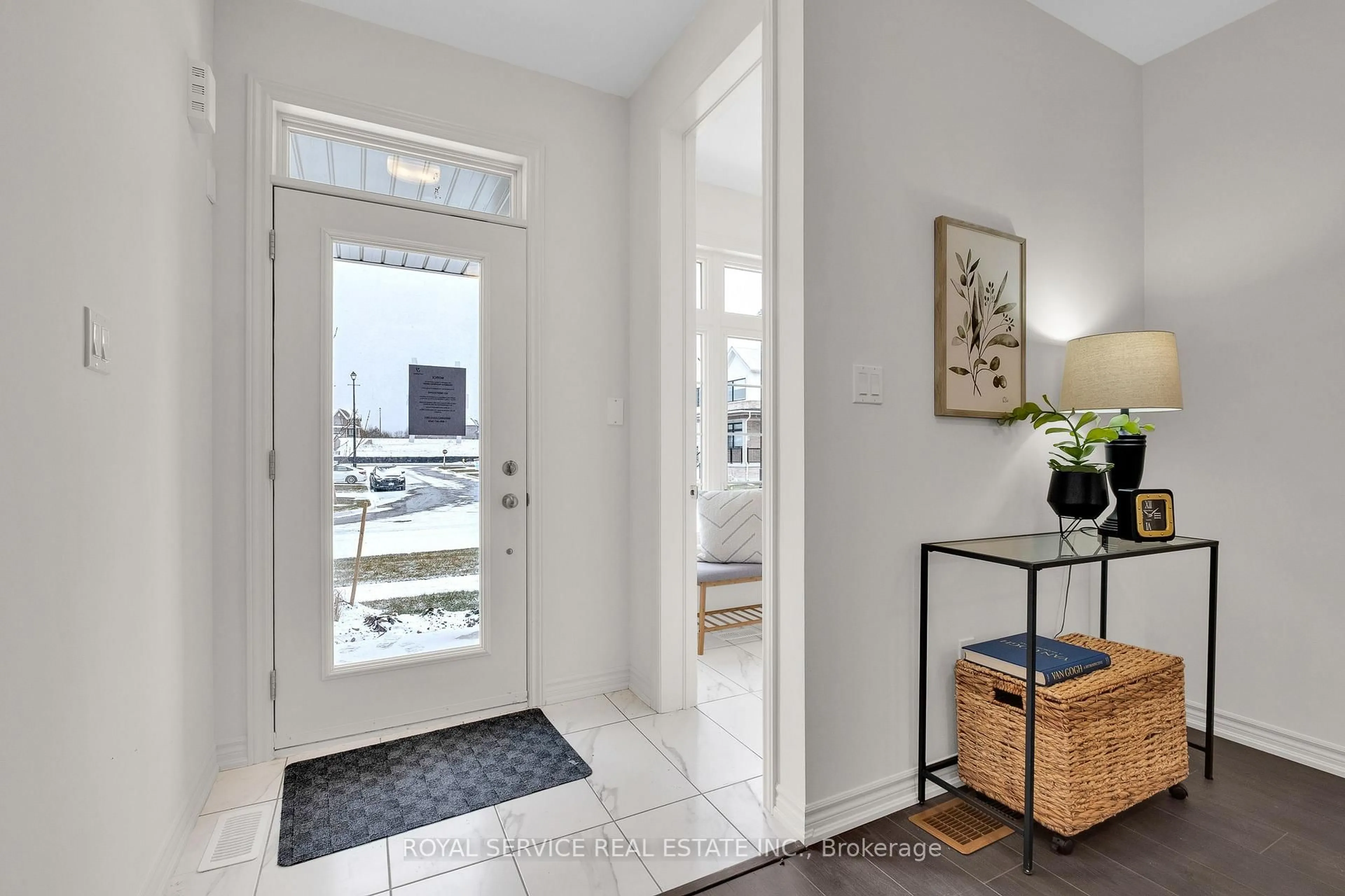 Indoor entryway for 472 Trevor St, Cobourg Ontario K9A 4J6