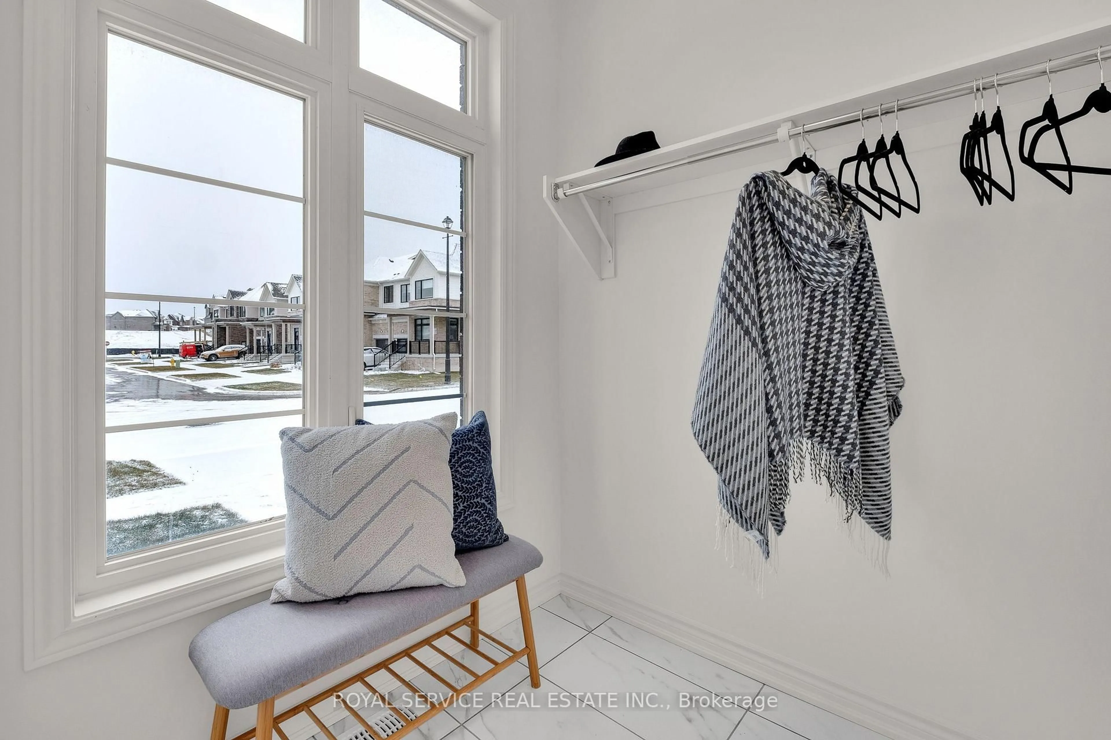 Indoor entryway for 472 Trevor St, Cobourg Ontario K9A 4J6