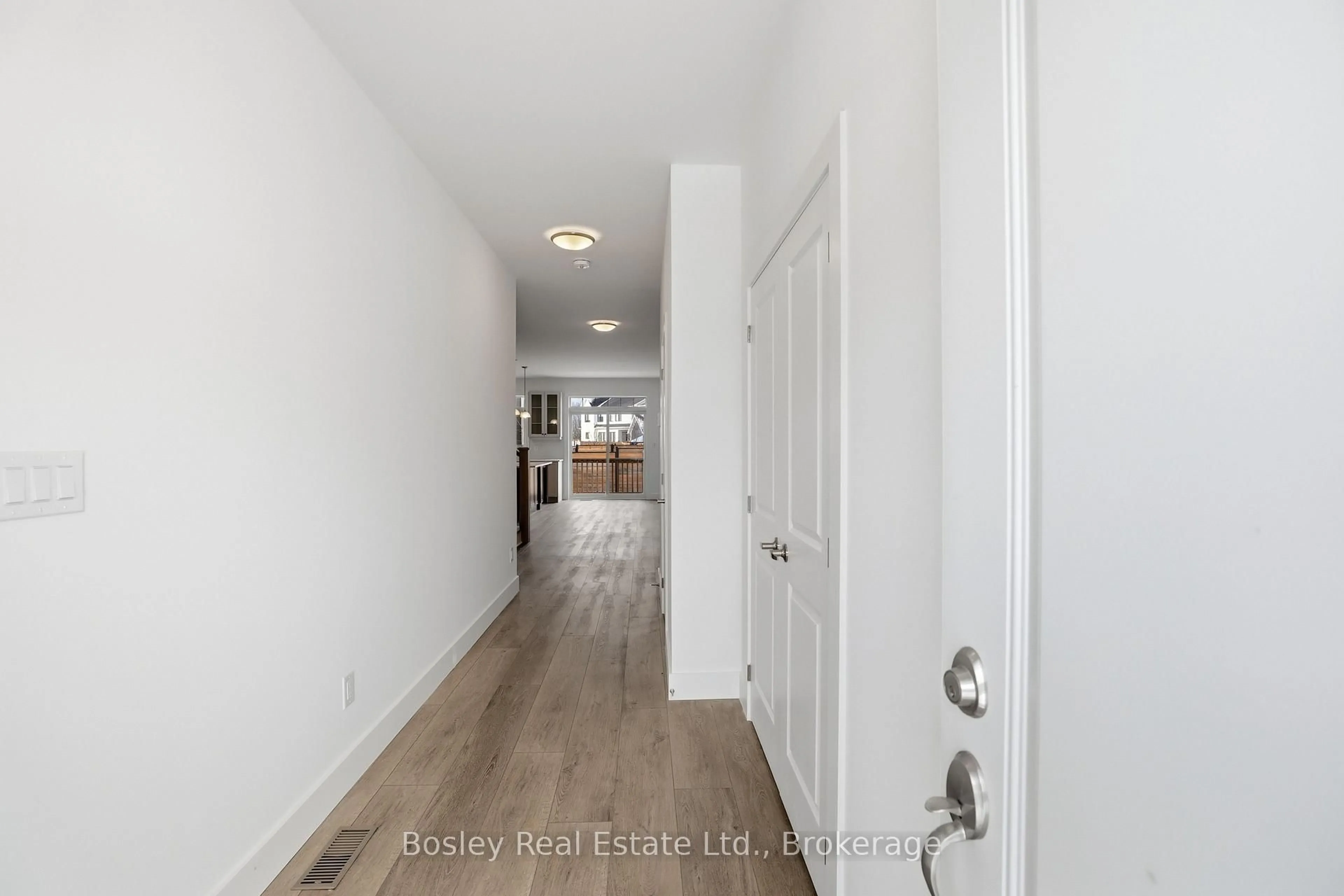 Indoor entryway for 130 White Oak Cres, Blue Mountains Ontario L9Y 5T5