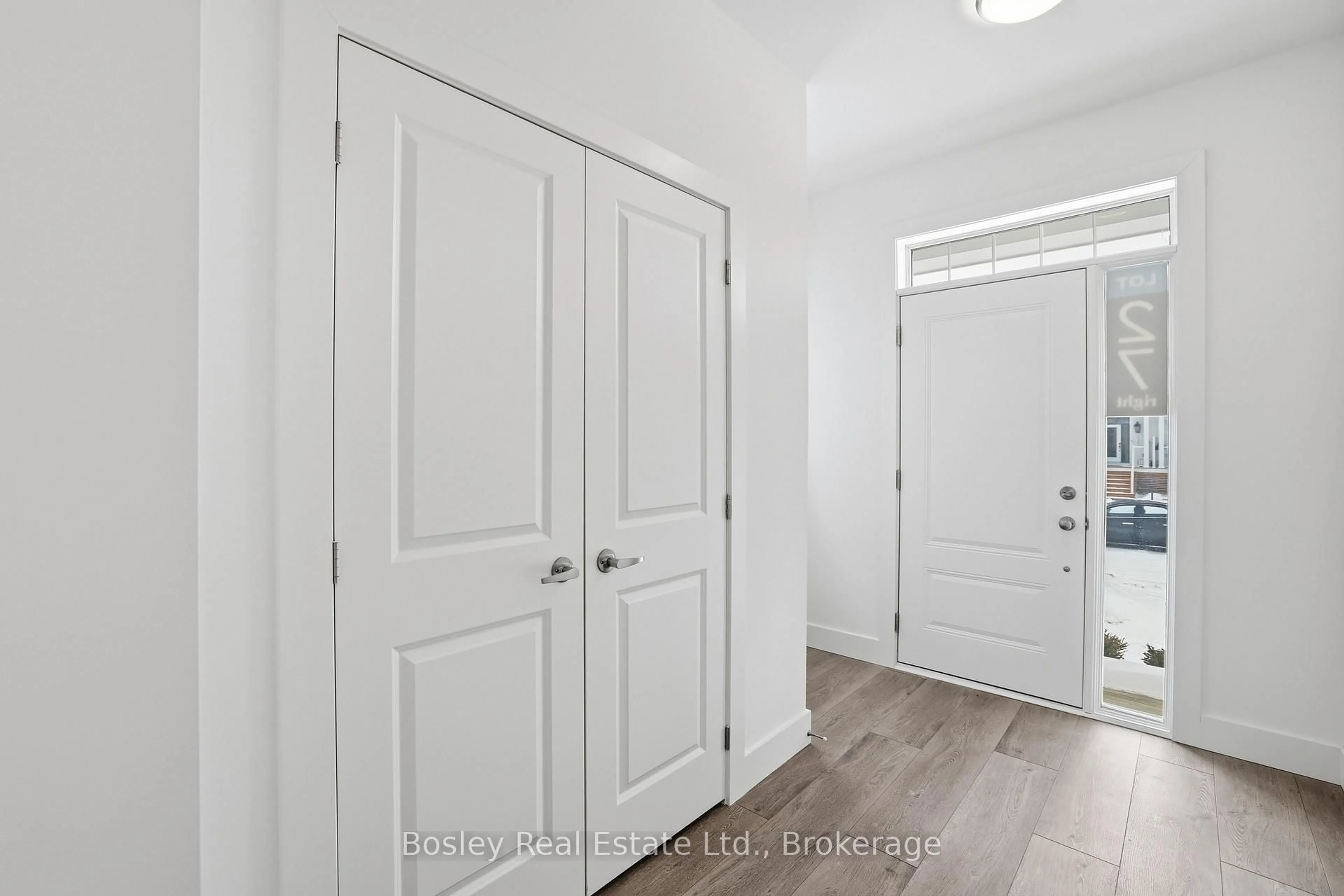 Indoor entryway for 130 White Oak Cres, Blue Mountains Ontario L9Y 5T5