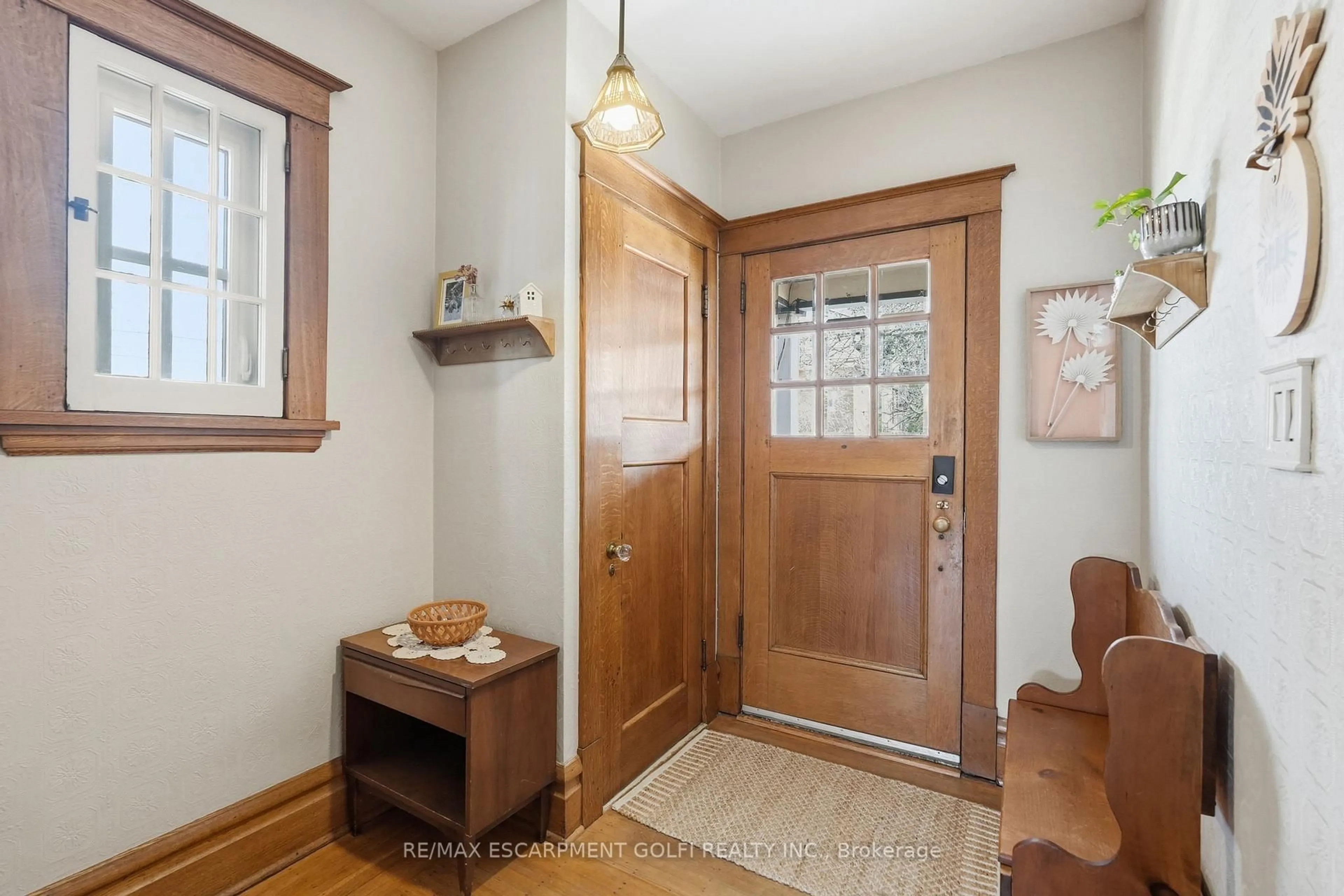 Indoor entryway for 16 BURRIS St, Hamilton Ontario L8M 2J2