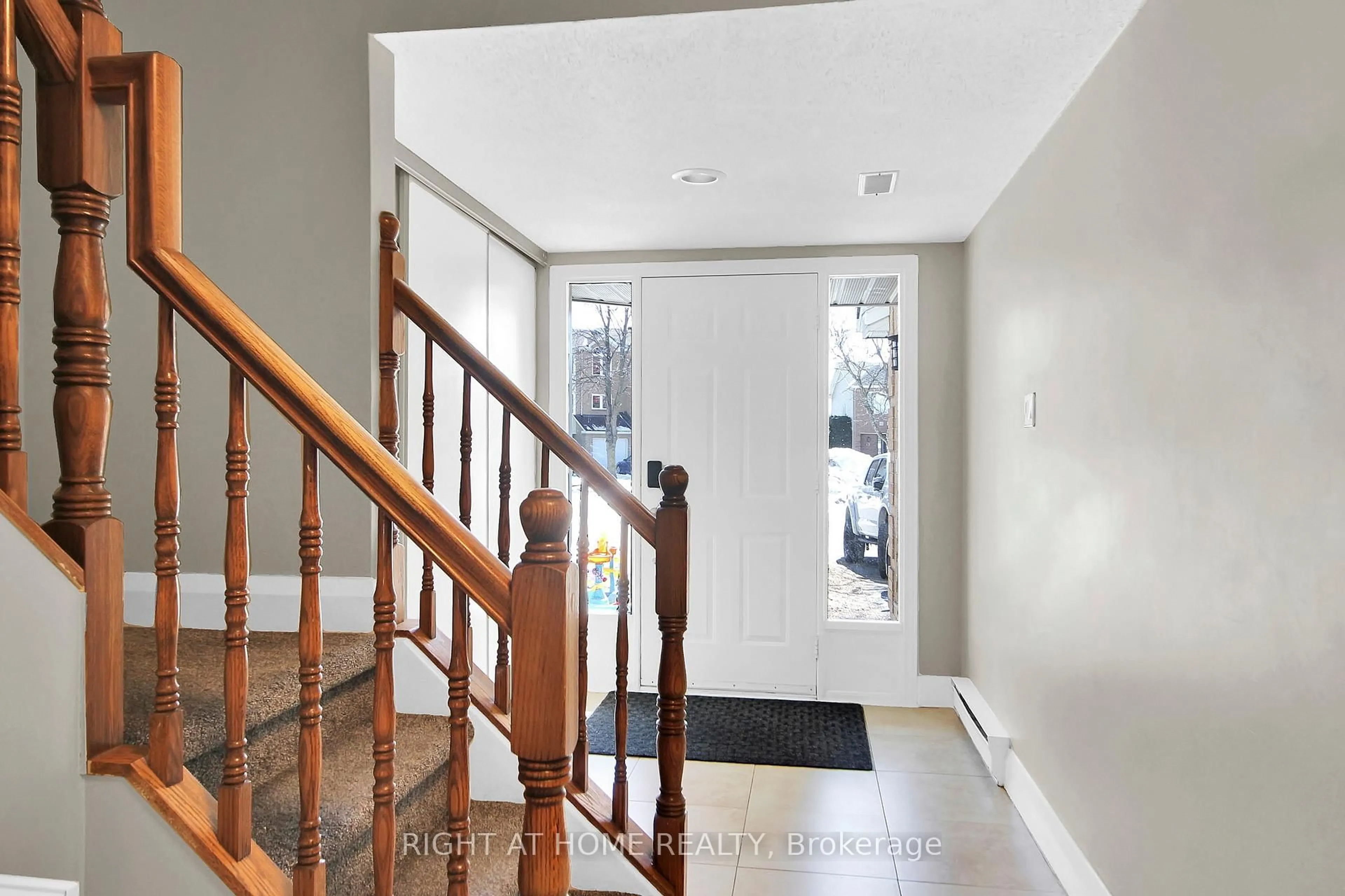 Indoor foyer for 34 KENMARE Pl #KENMARE PL,, Ottawa Ontario K2J 3L9