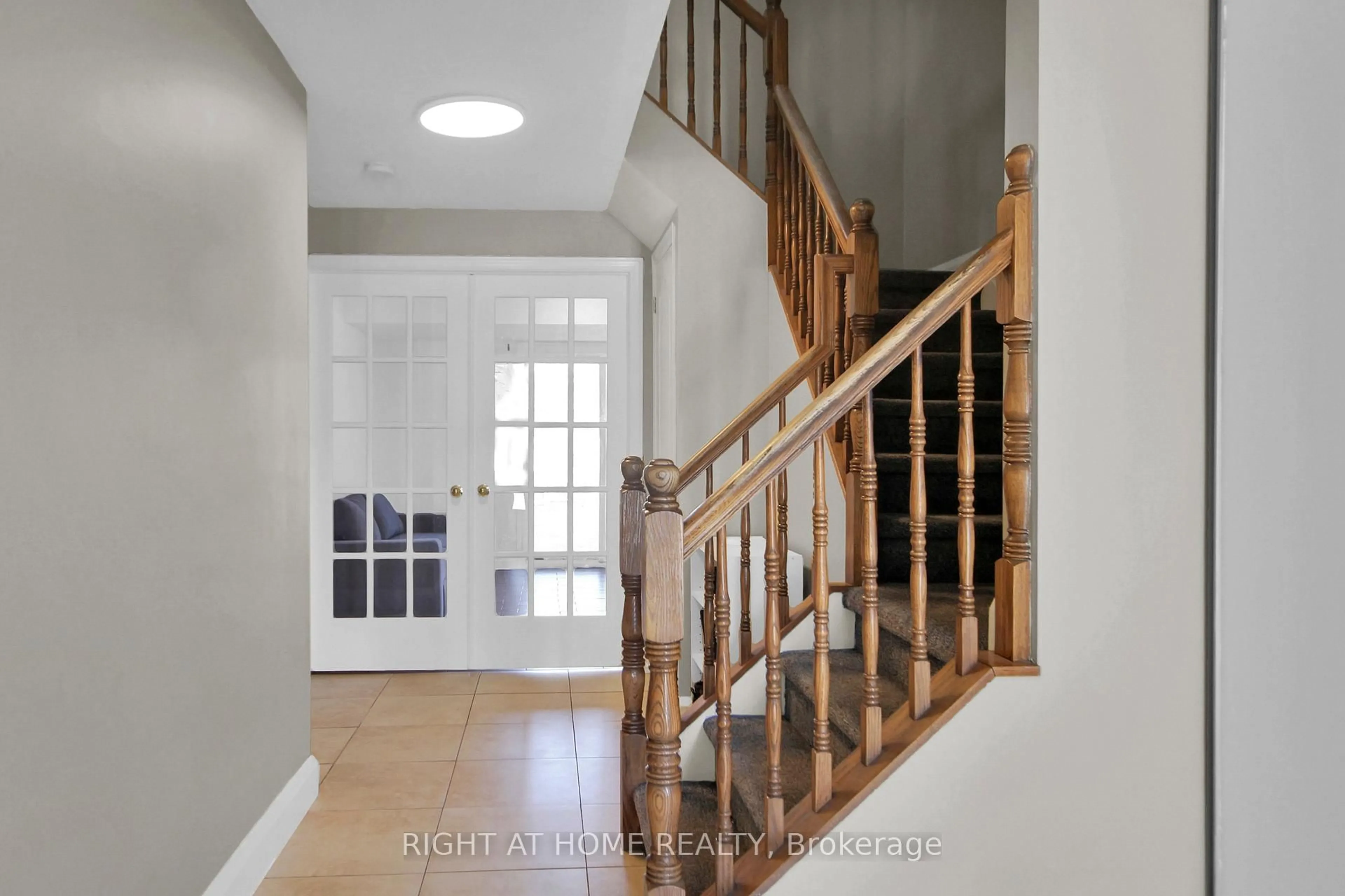 Indoor entryway for 34 KENMARE Pl #KENMARE PL,, Ottawa Ontario K2J 3L9