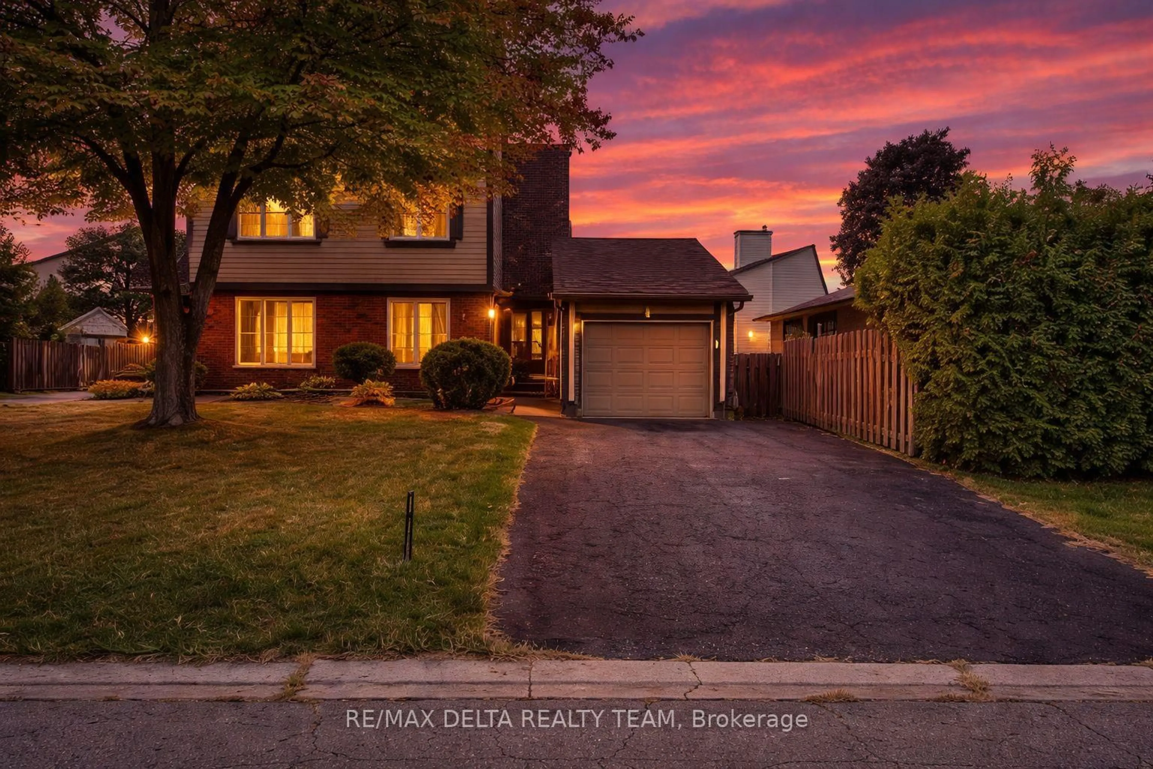 A pic from outside/outdoor area/front of a property/back of a property/a pic from drone, street for 427 Mockingbird Dr, Orleans Ontario K1E 2A8