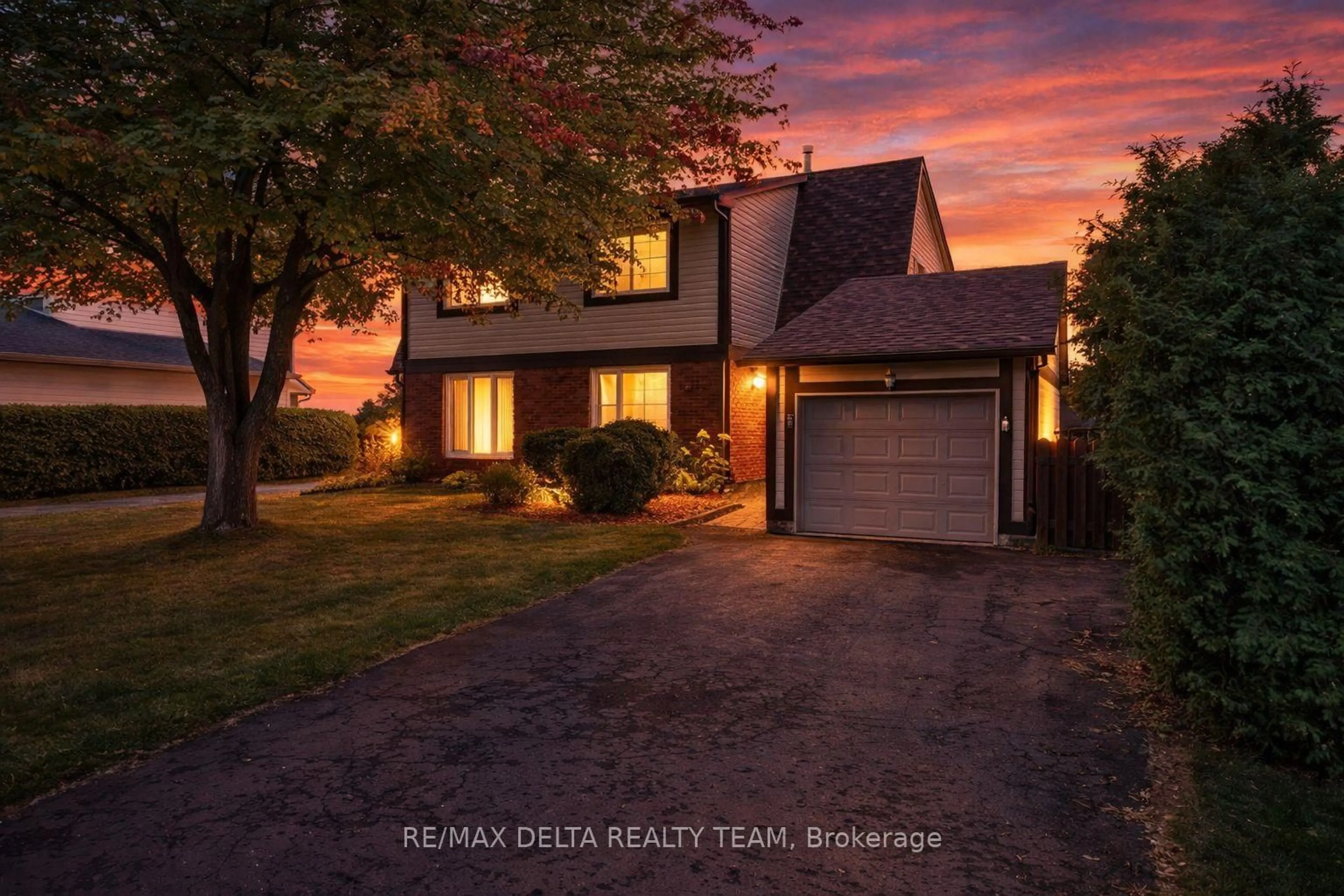 A pic from outside/outdoor area/front of a property/back of a property/a pic from drone, street for 427 Mockingbird Dr, Orleans Ontario K1E 2A8