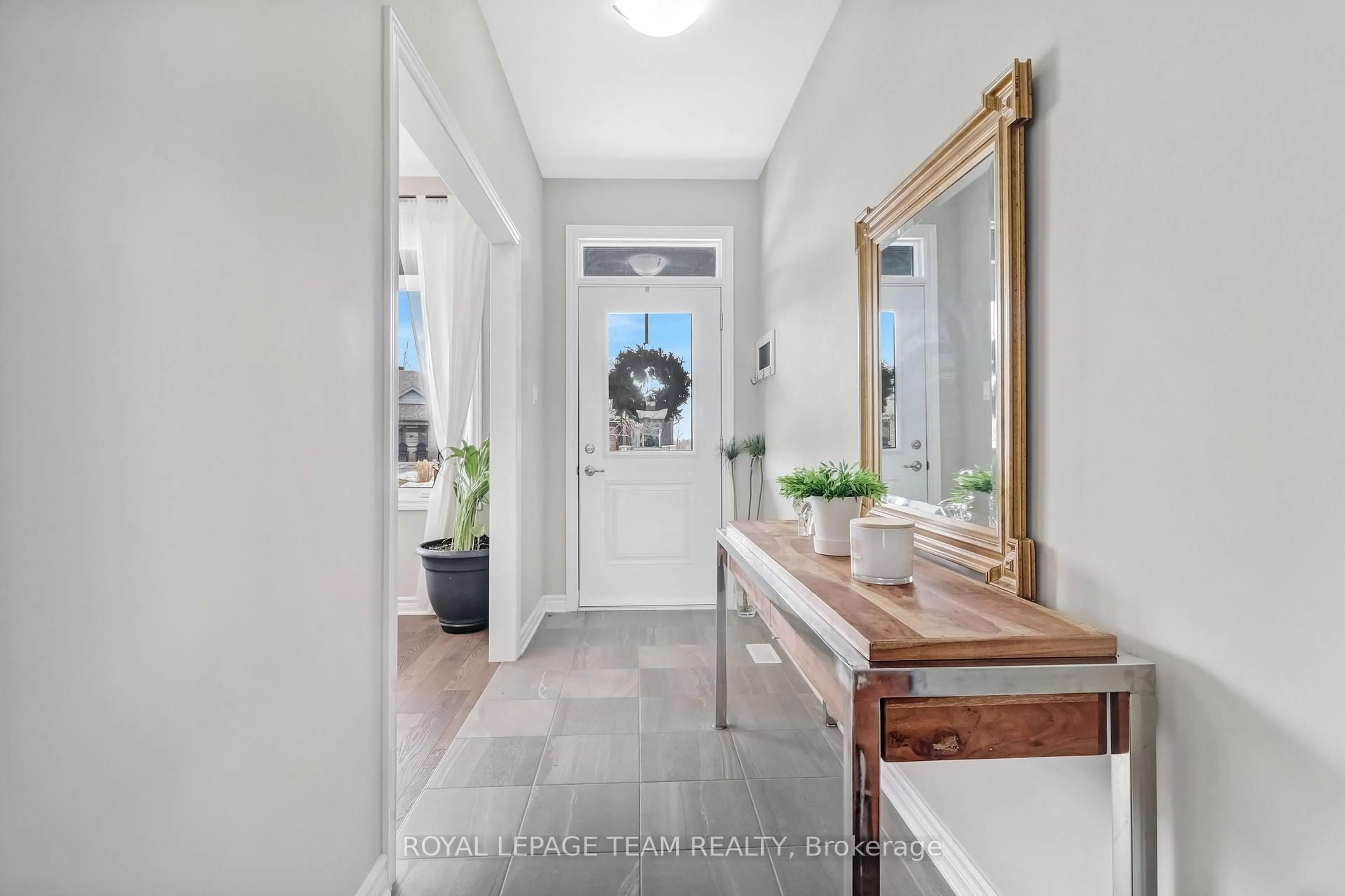 Indoor entryway for 20 Seabert Dr, Arnprior Ontario K7S 0H9