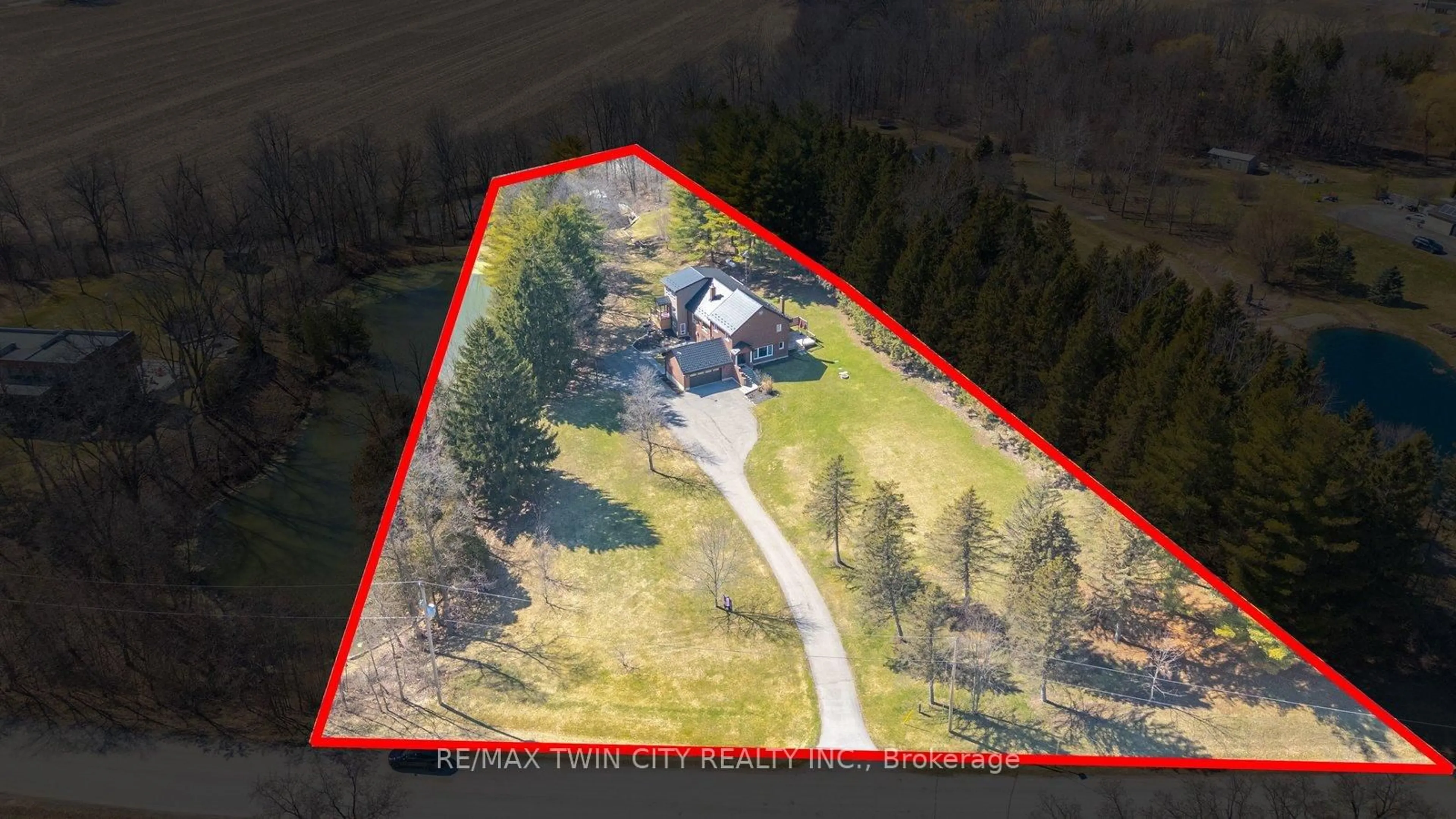 A pic from outside/outdoor area/front of a property/back of a property/a pic from drone, building for 25 Hammond Rd, Brant Ontario N3T 5L4