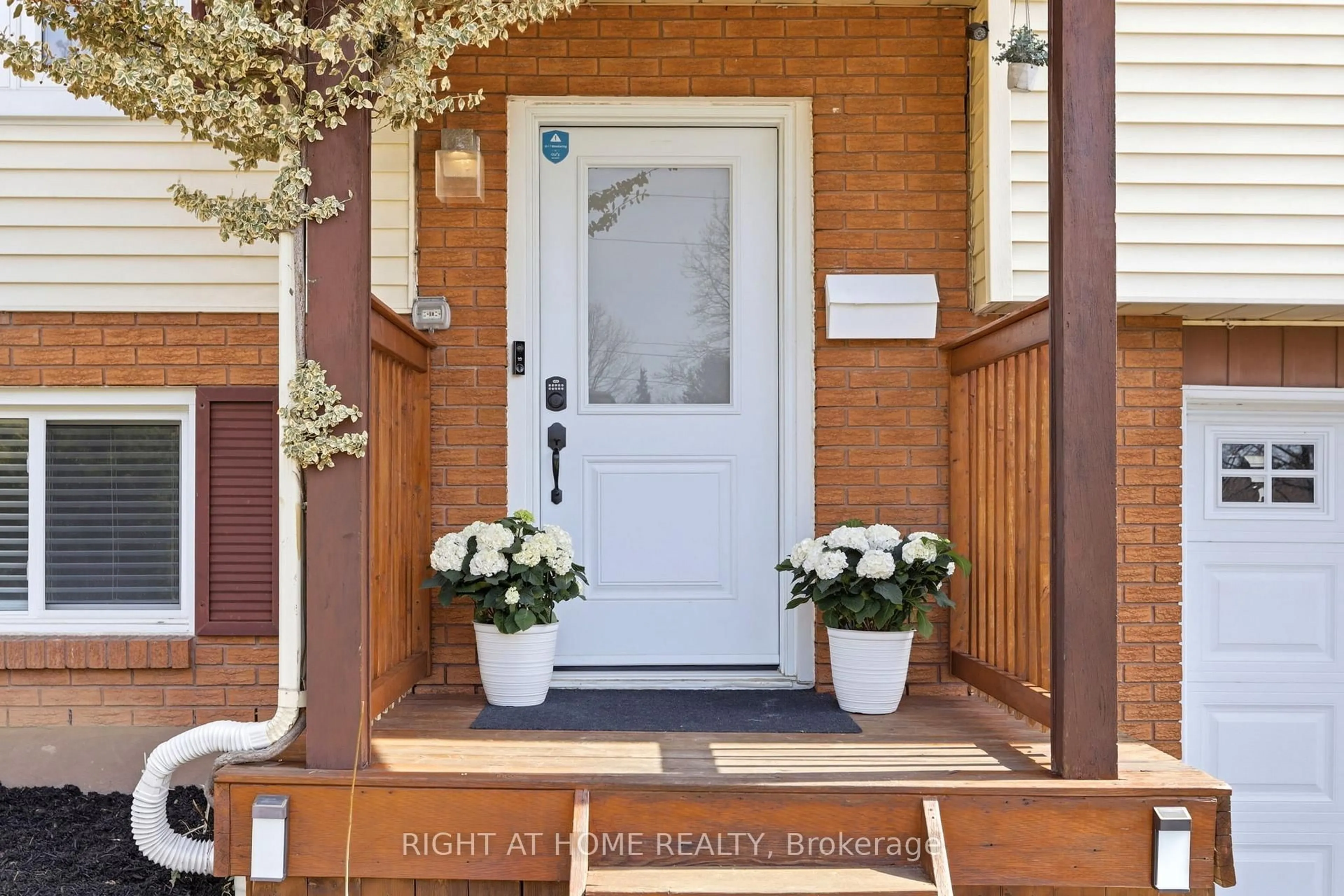 Indoor entryway for 602 WILLOW Rd, Guelph Ontario N1H 7M5