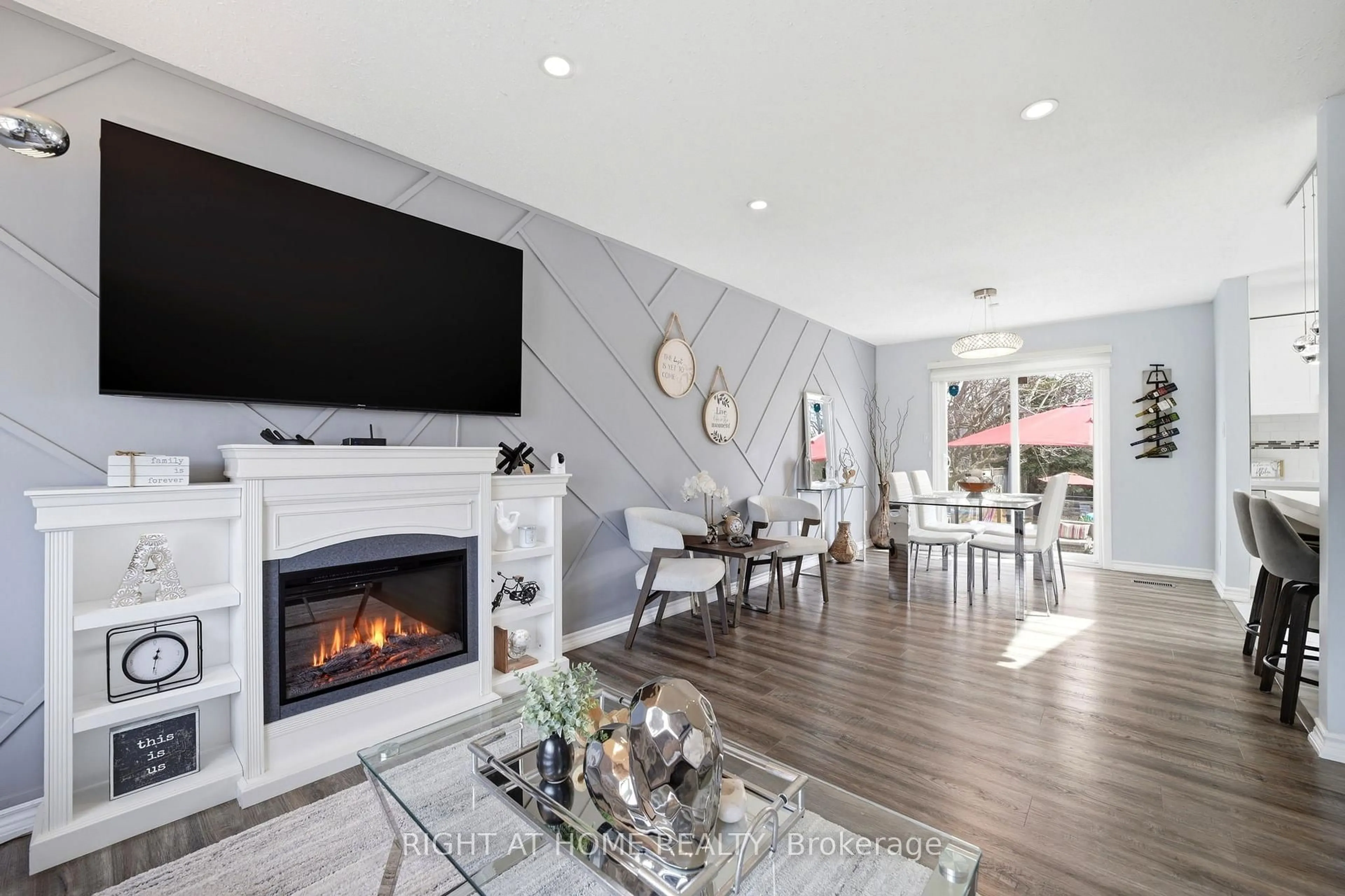 Living room with furniture, unknown for 602 WILLOW Rd, Guelph Ontario N1H 7M5