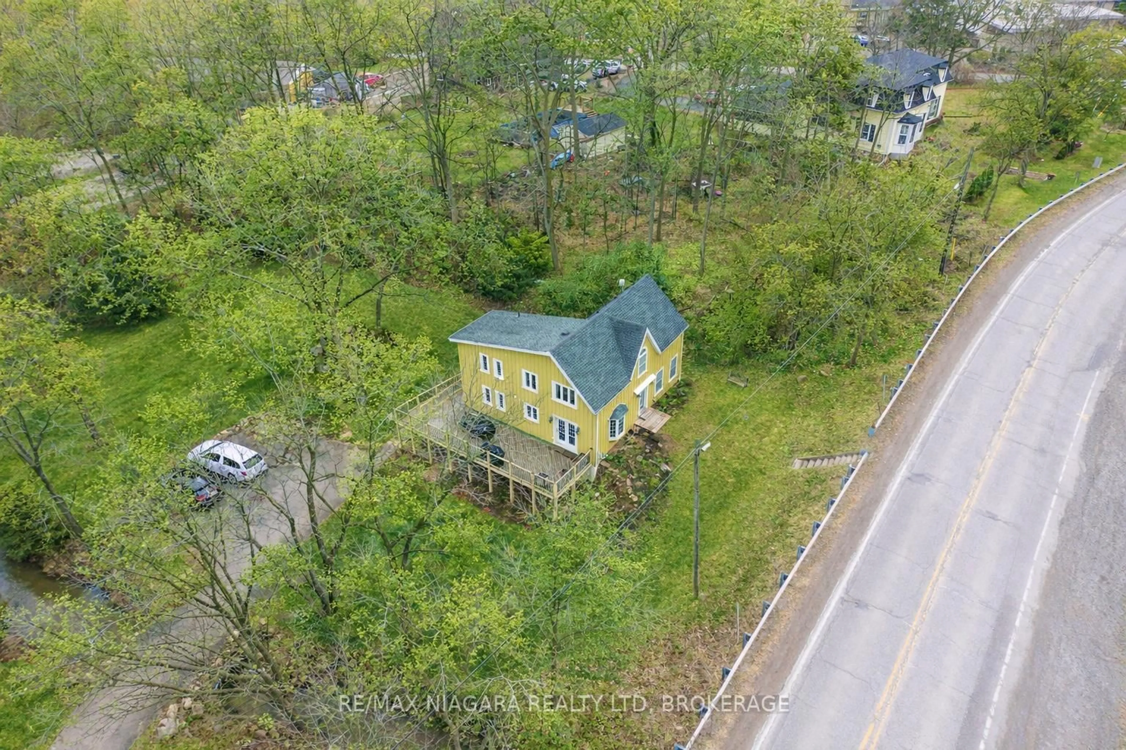 A pic from outside/outdoor area/front of a property/back of a property/a pic from drone, street for 5515 King St, Lincoln Ontario L3J 1N7