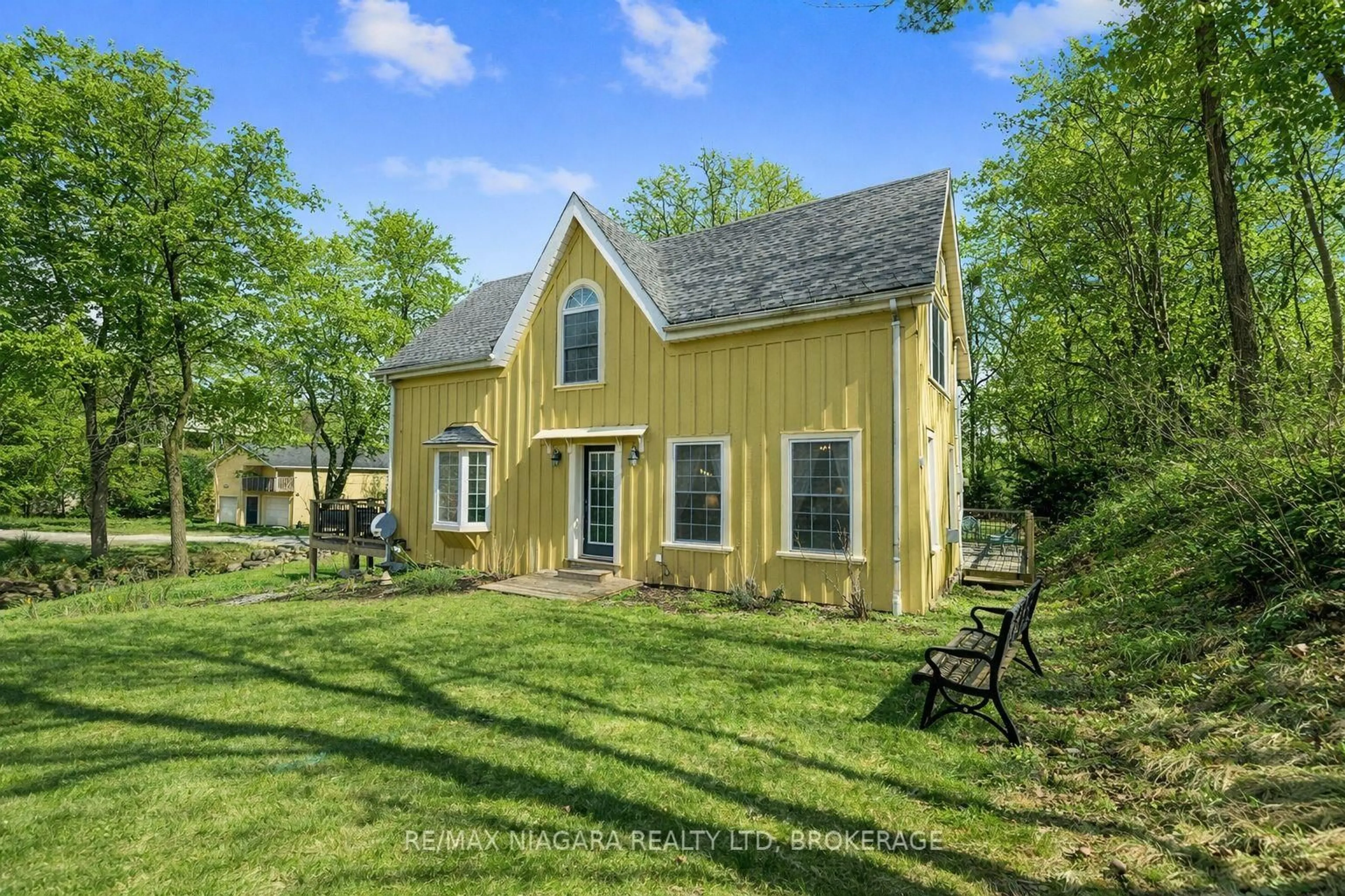 A pic from outside/outdoor area/front of a property/back of a property/a pic from drone, unknown for 5515 King St, Lincoln Ontario L3J 1N7