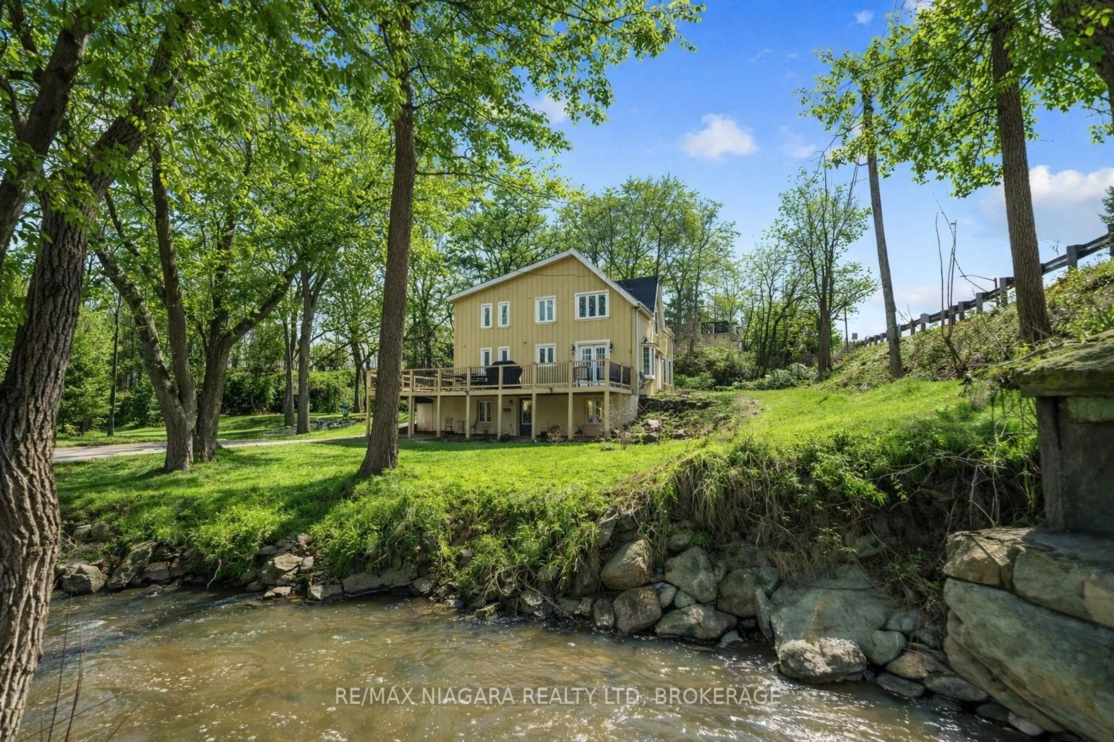 A pic from outside/outdoor area/front of a property/back of a property/a pic from drone, water/lake/river/ocean view for 5515 King St, Lincoln Ontario L3J 1N7