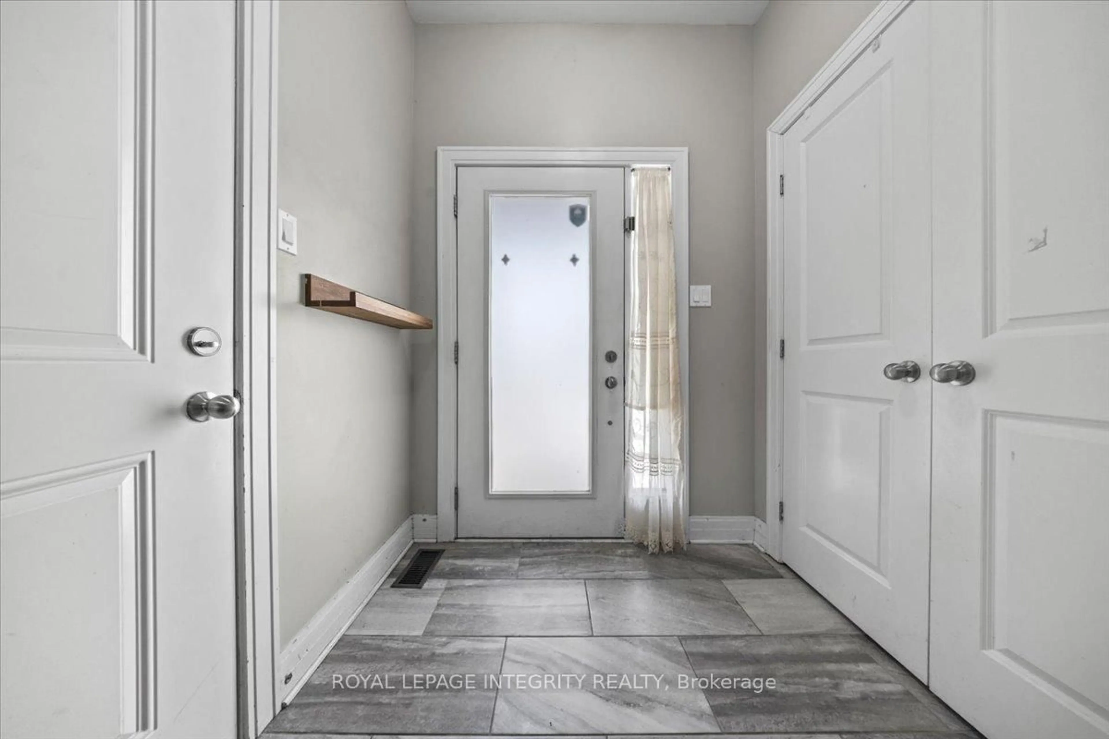 Indoor entryway for 154 Woodhurst Cres, Stittsville Ontario K2S 0T5