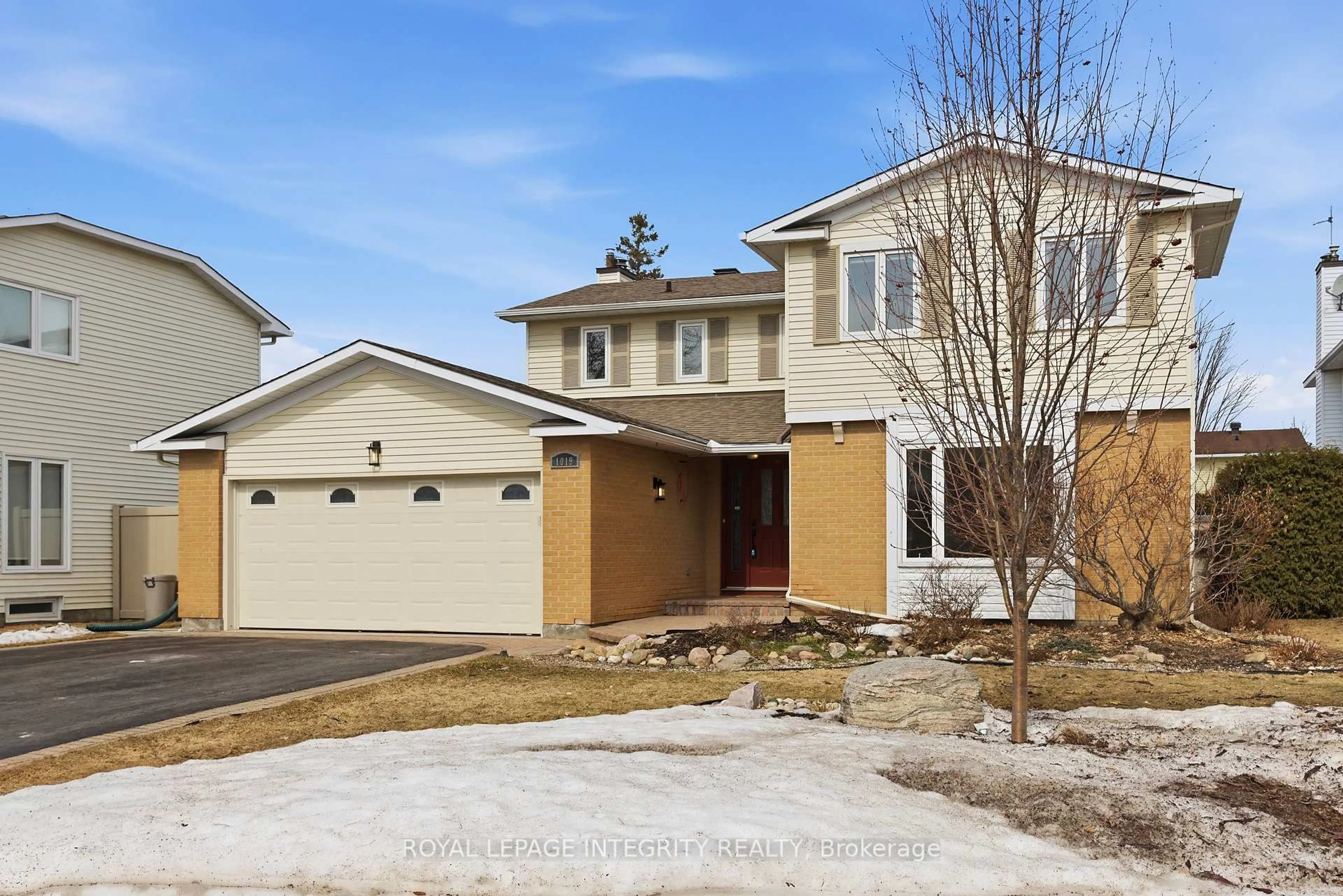 Home with vinyl exterior material, street for 1019 Driftwood Cres, Orleans Ontario K1C 2N9