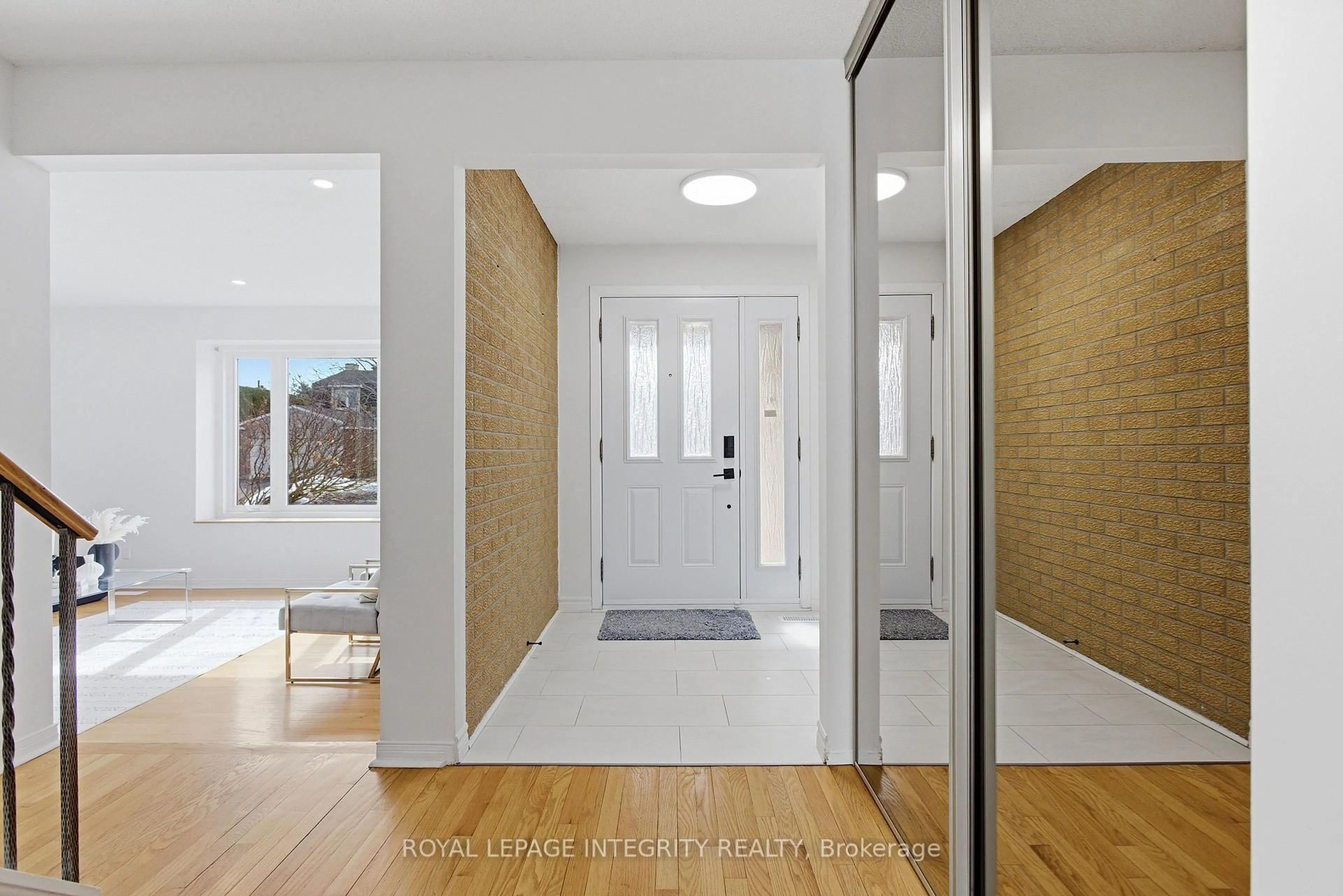 Indoor entryway for 1019 Driftwood Cres, Orleans Ontario K1C 2N9