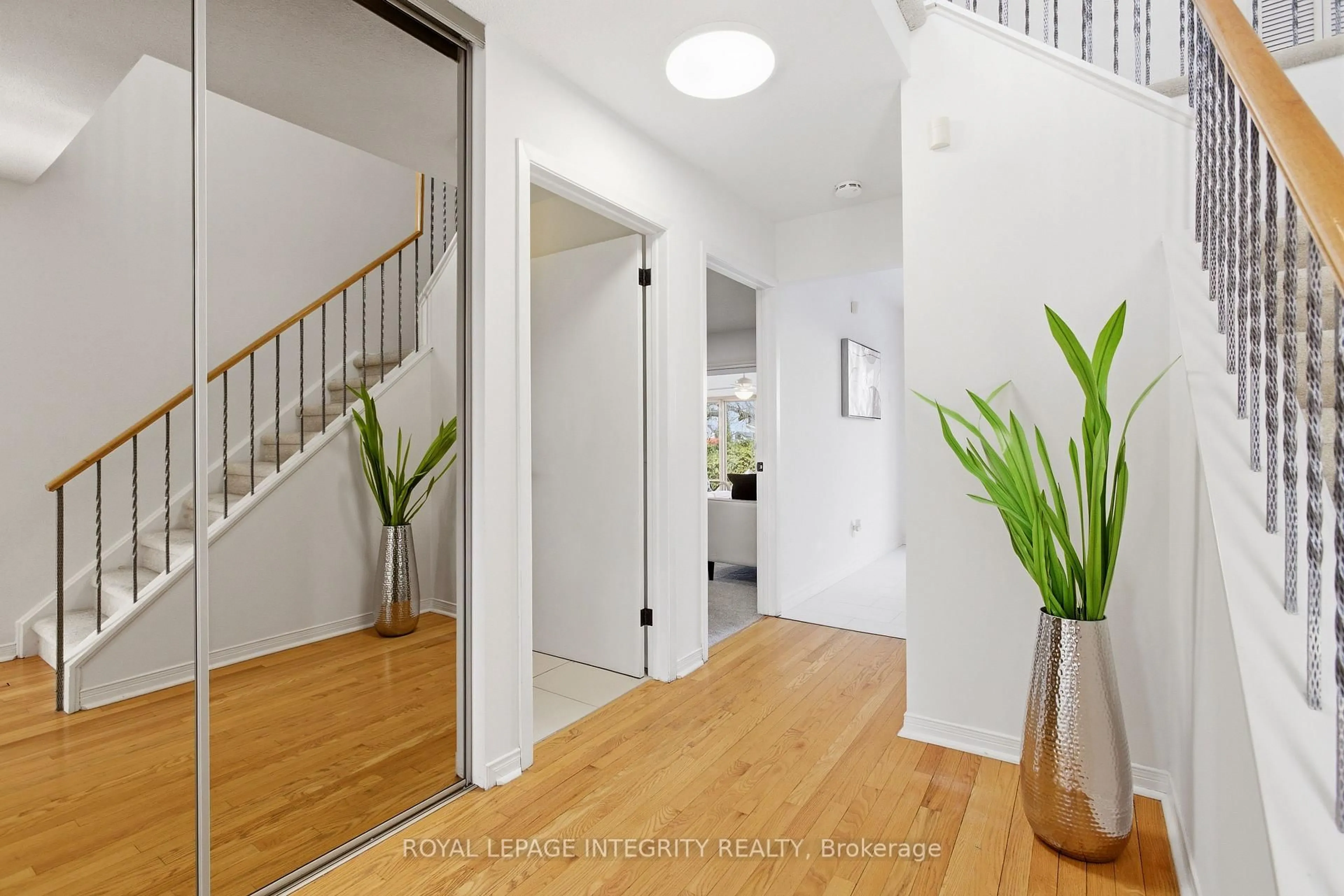 Indoor entryway for 1019 Driftwood Cres, Orleans Ontario K1C 2N9