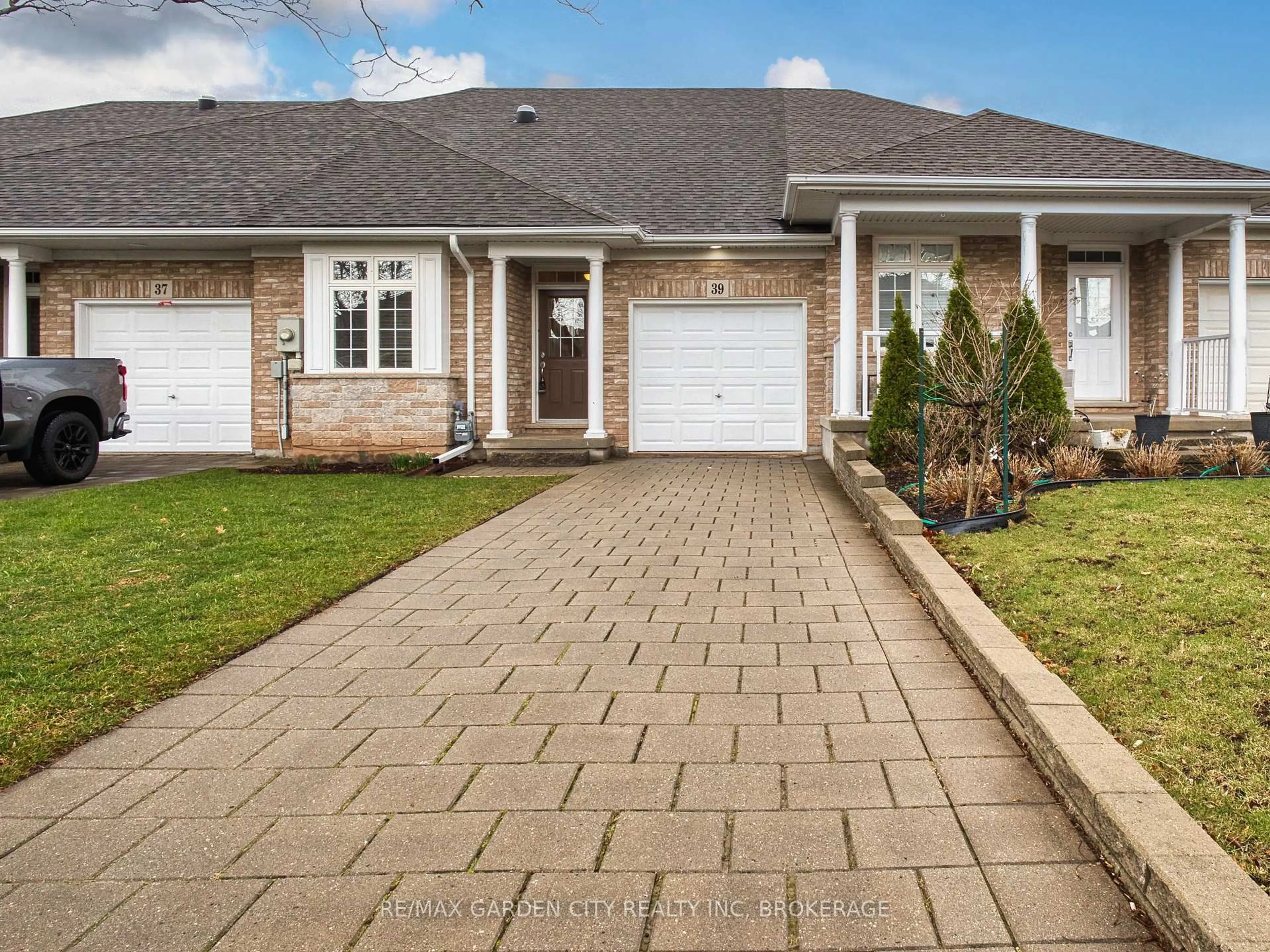 Home with brick exterior material, street for 39 Vintners Lane, Grimsby Ontario L3M 5N7