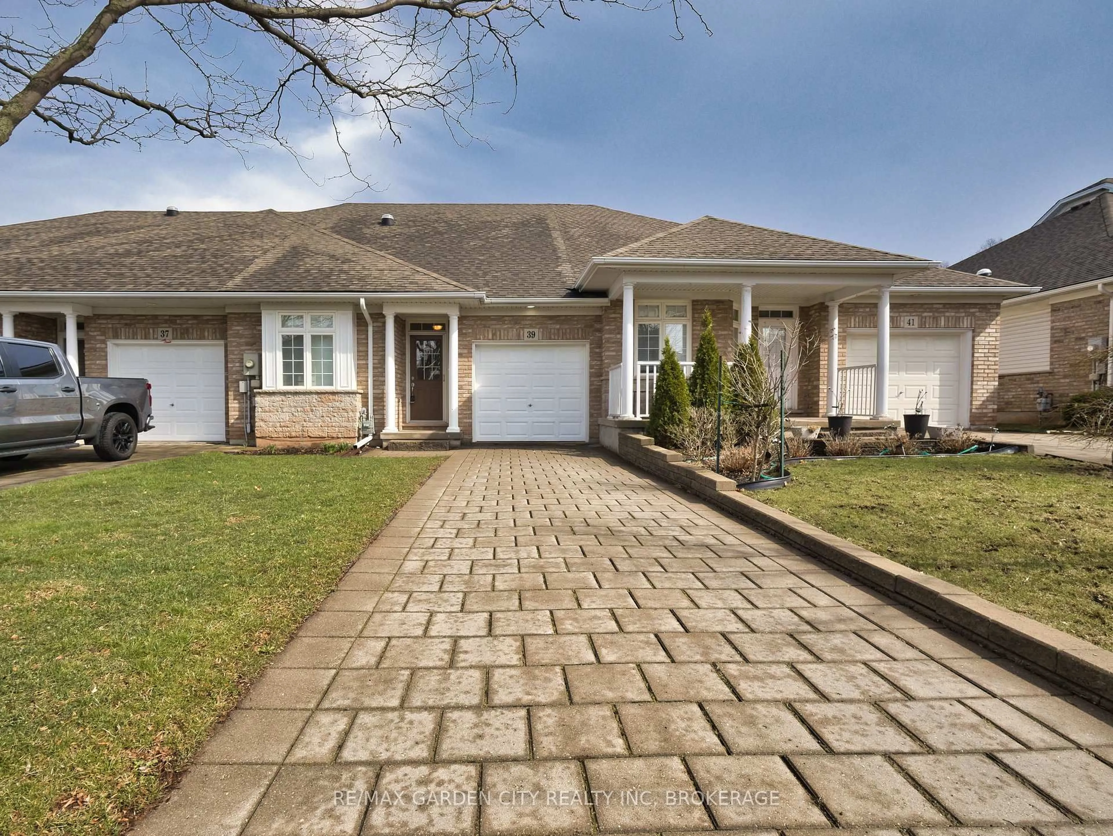 Home with brick exterior material, street for 39 Vintners Lane, Grimsby Ontario L3M 5N7