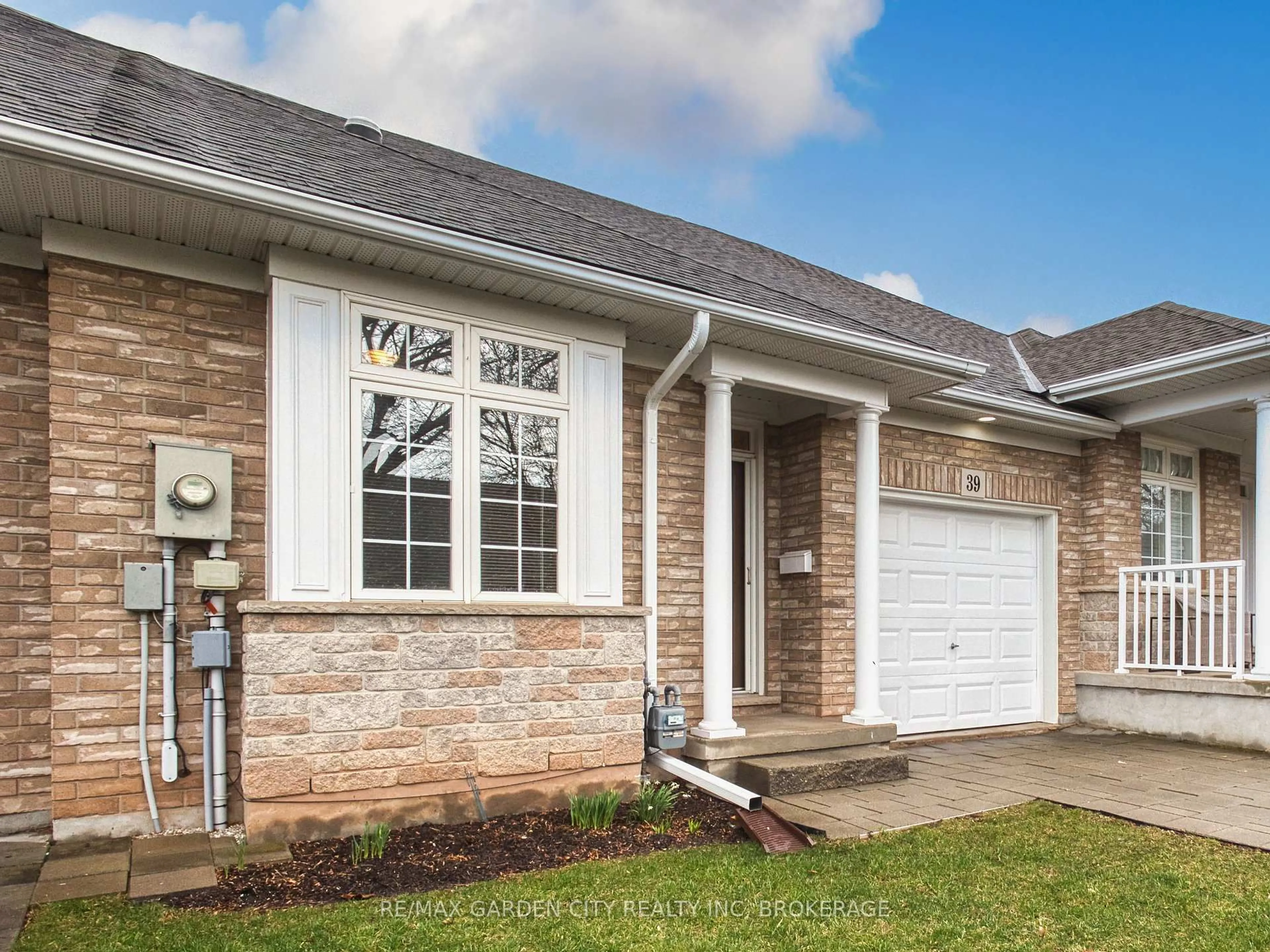 Home with brick exterior material, street for 39 Vintners Lane, Grimsby Ontario L3M 5N7