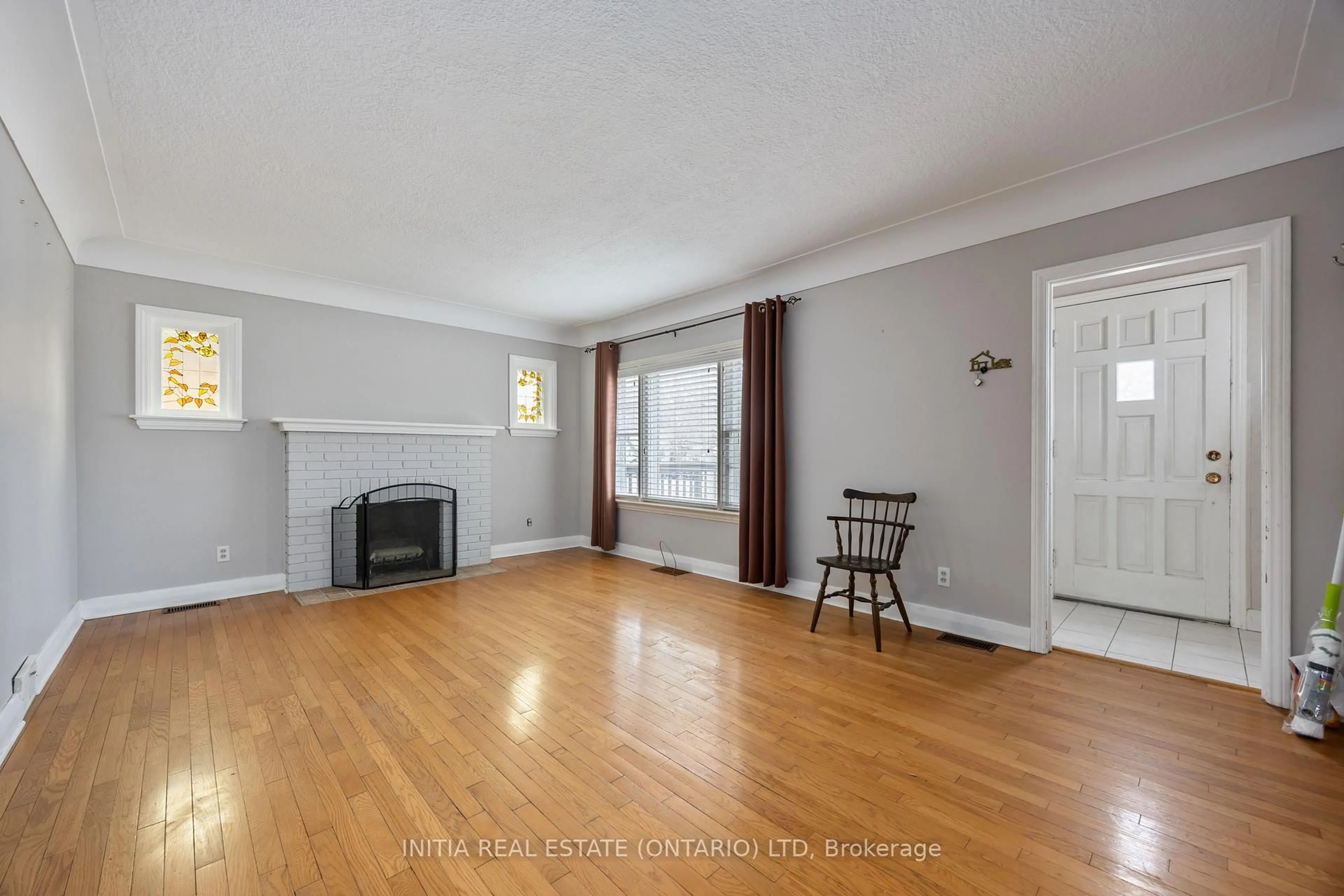 Living room with furniture, wood/laminate floor for 617 Cathcart Blvd, Sarnia Ontario N7V 2N1