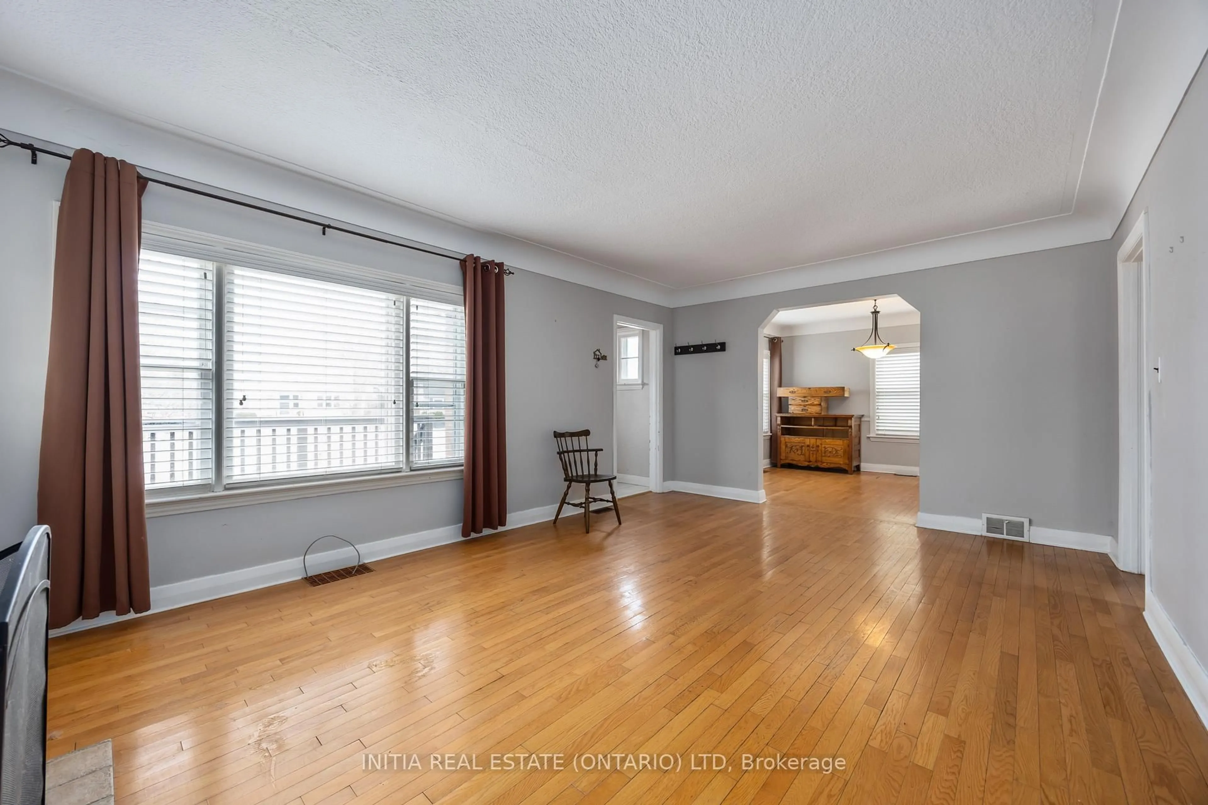 Living room with furniture, wood/laminate floor for 617 Cathcart Blvd, Sarnia Ontario N7V 2N1