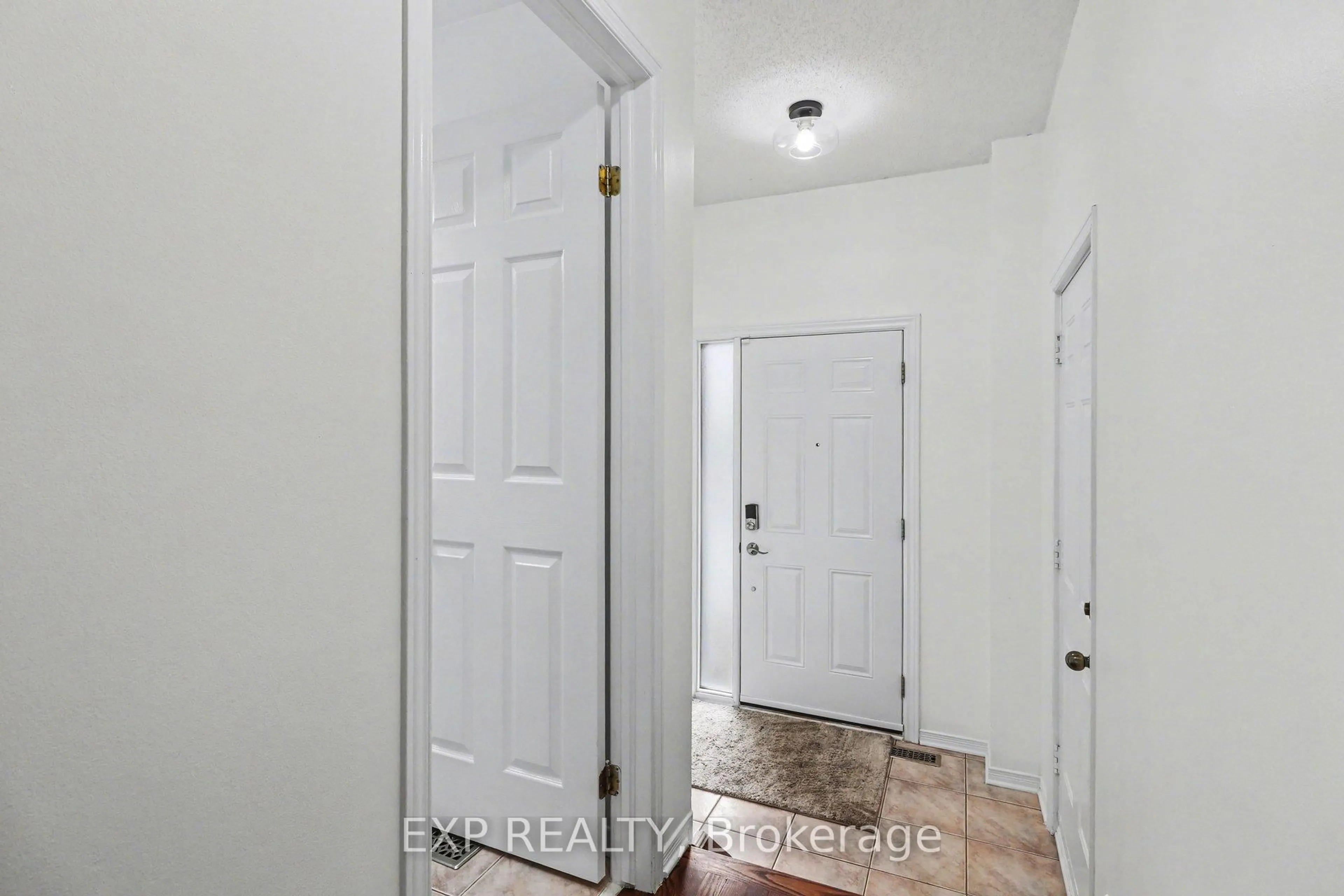 Indoor entryway for 1504 Duplante Ave, Ottawa Ontario K4A 3Y8