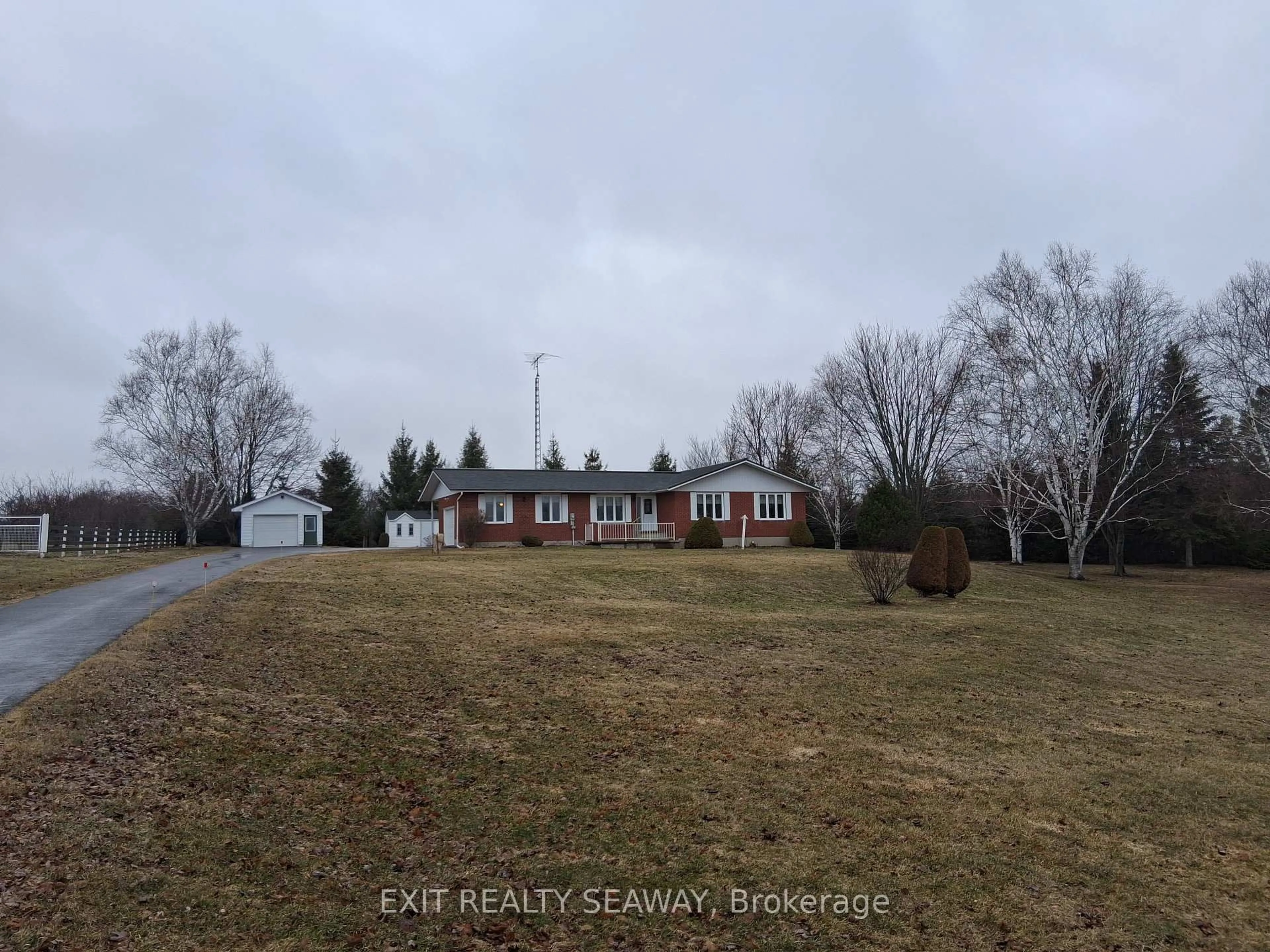 A pic from outside/outdoor area/front of a property/back of a property/a pic from drone, unknown for 5514 County Road 16 Rd, South Dundas Ontario K0E 1K0