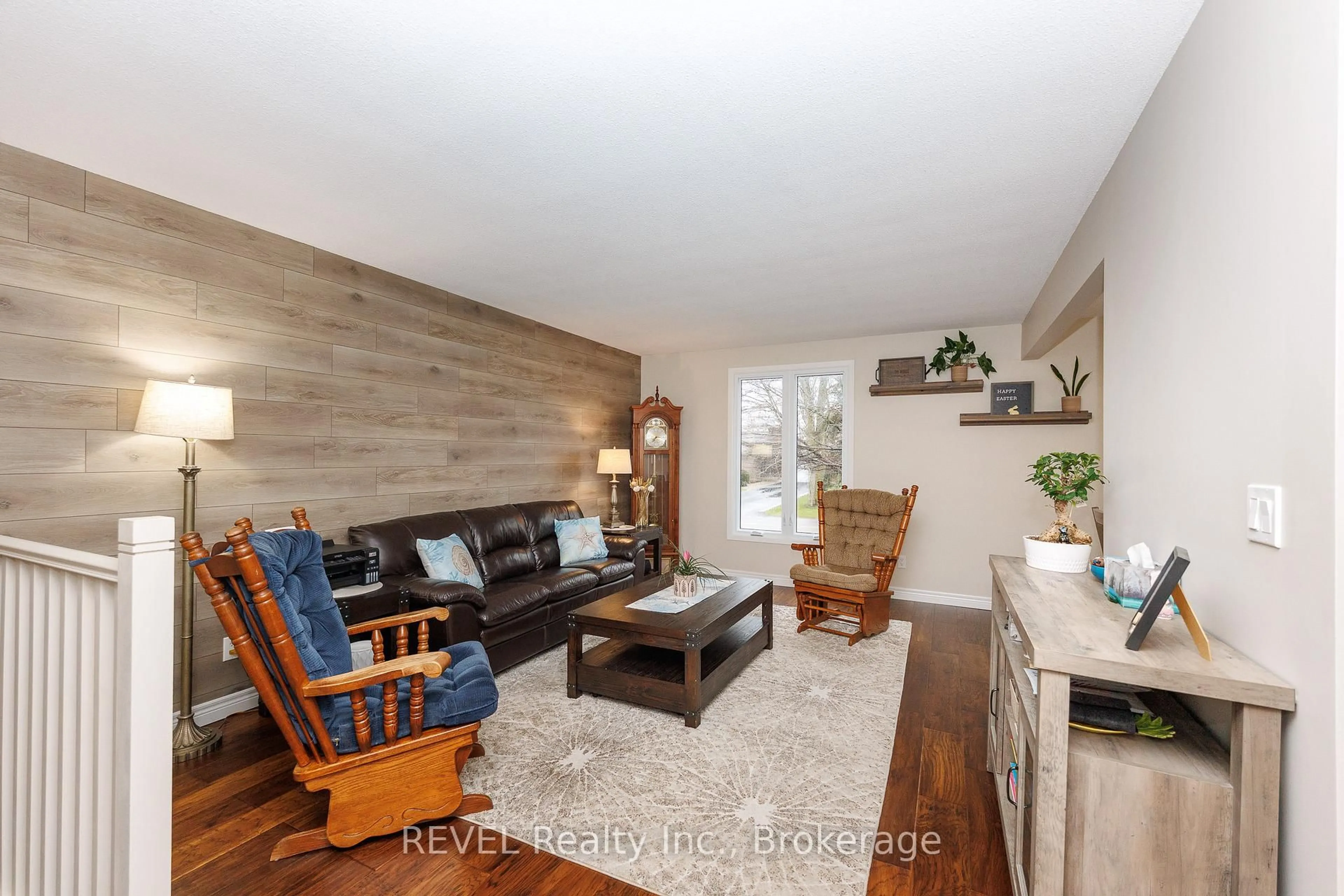 Living room with furniture, wood/laminate floor for 323 Barrick Rd, Port Colborne Ontario L3K 4B6