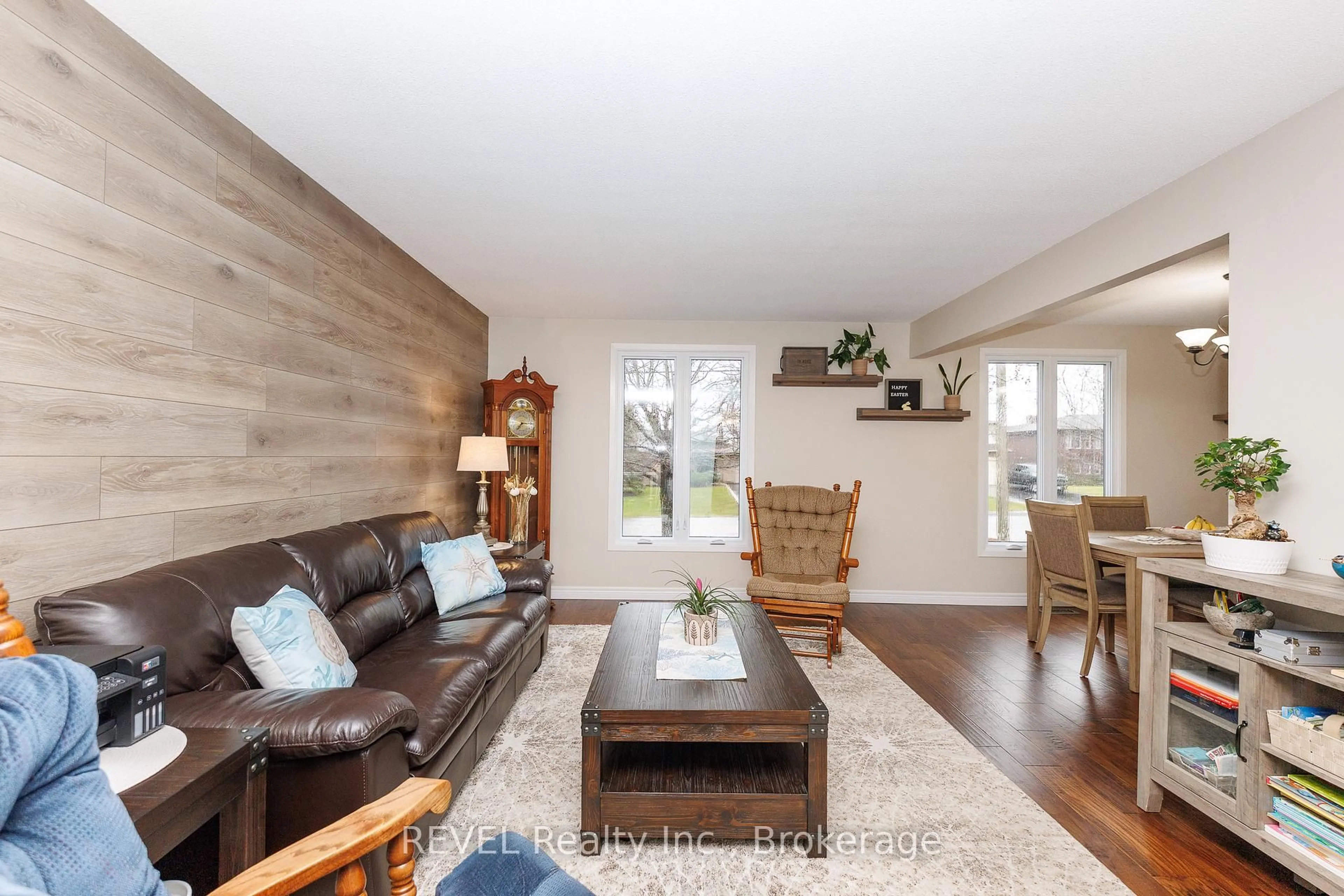 Living room with furniture, wood/laminate floor for 323 Barrick Rd, Port Colborne Ontario L3K 4B6
