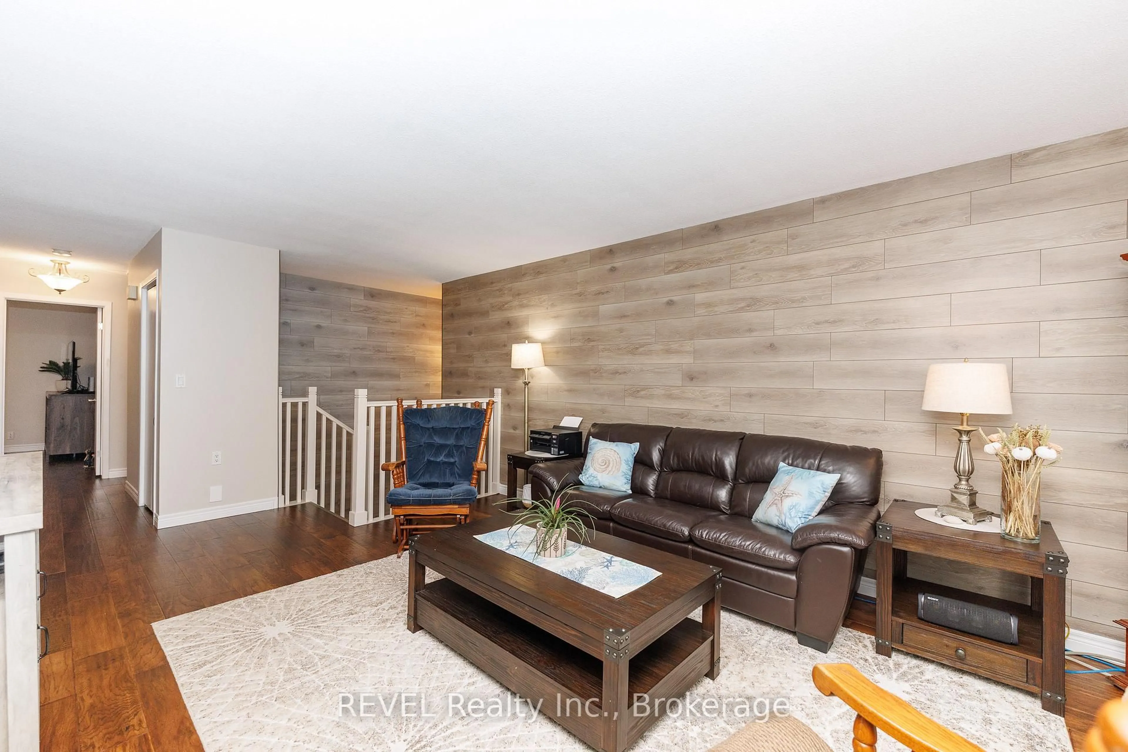 Living room with furniture, wood/laminate floor for 323 Barrick Rd, Port Colborne Ontario L3K 4B6