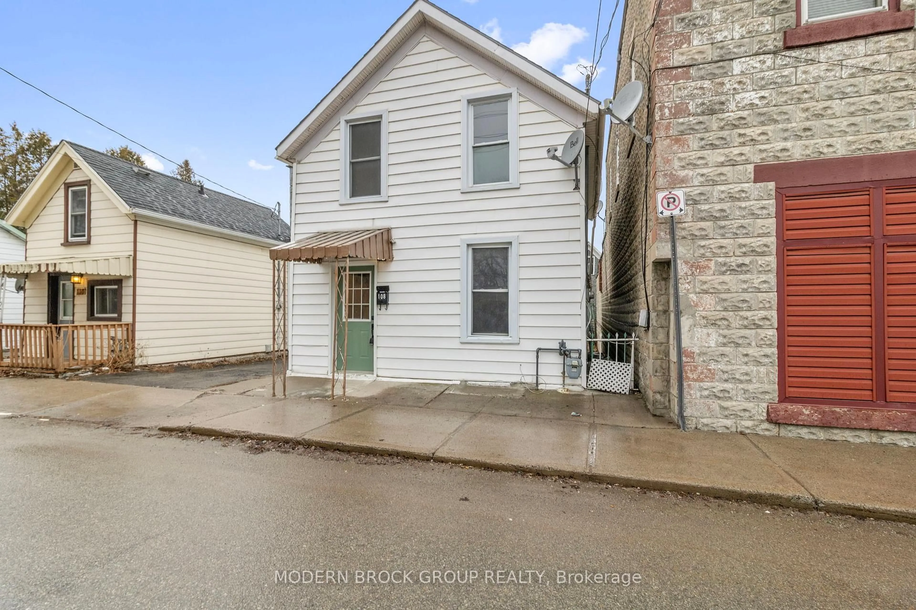 A pic from outside/outdoor area/front of a property/back of a property/a pic from drone, street for 108 George St, Brockville Ontario K6V 3V9