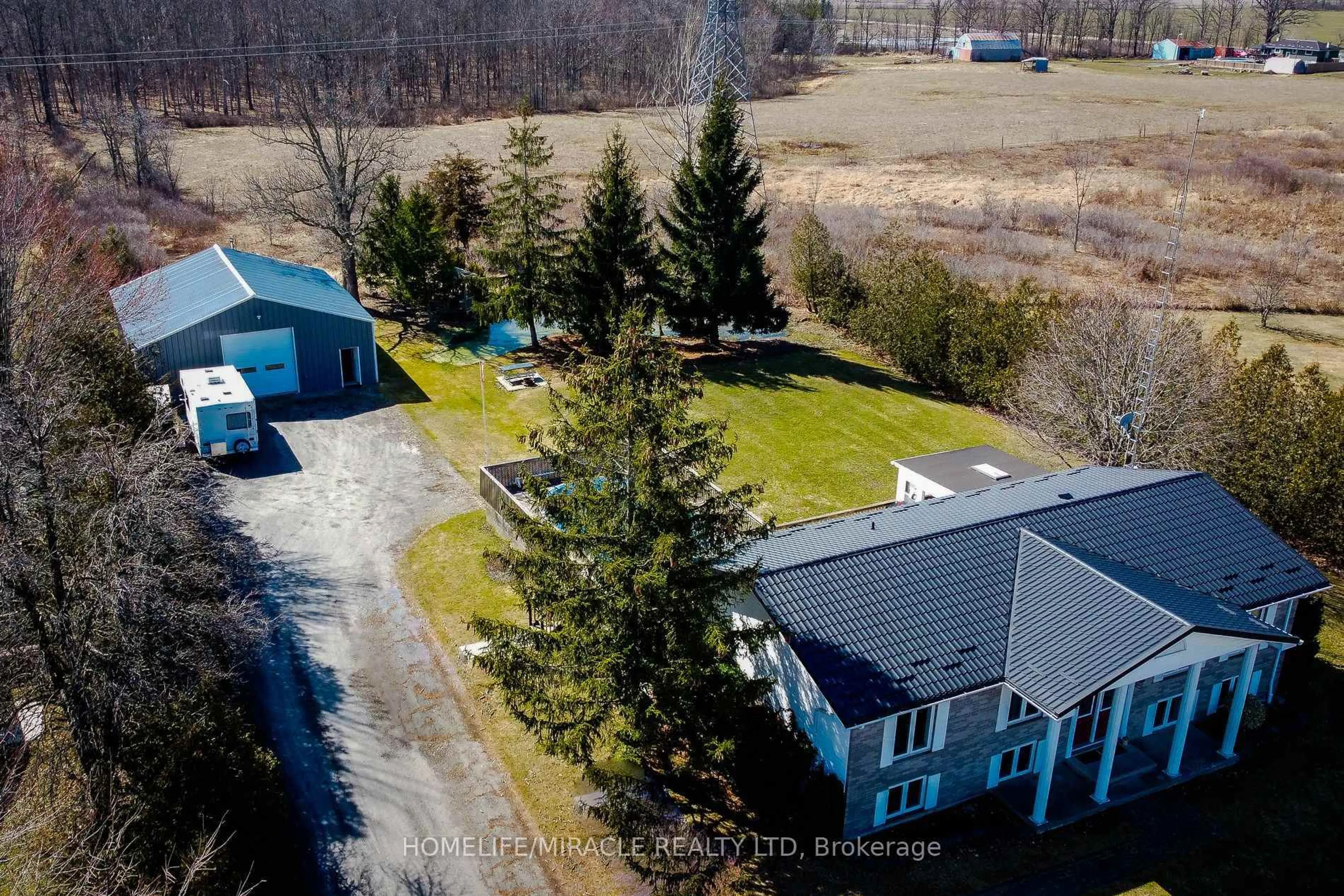A pic from outside/outdoor area/front of a property/back of a property/a pic from drone, unknown for 8442 Silver St, West Lincoln Ontario L0R 1E0