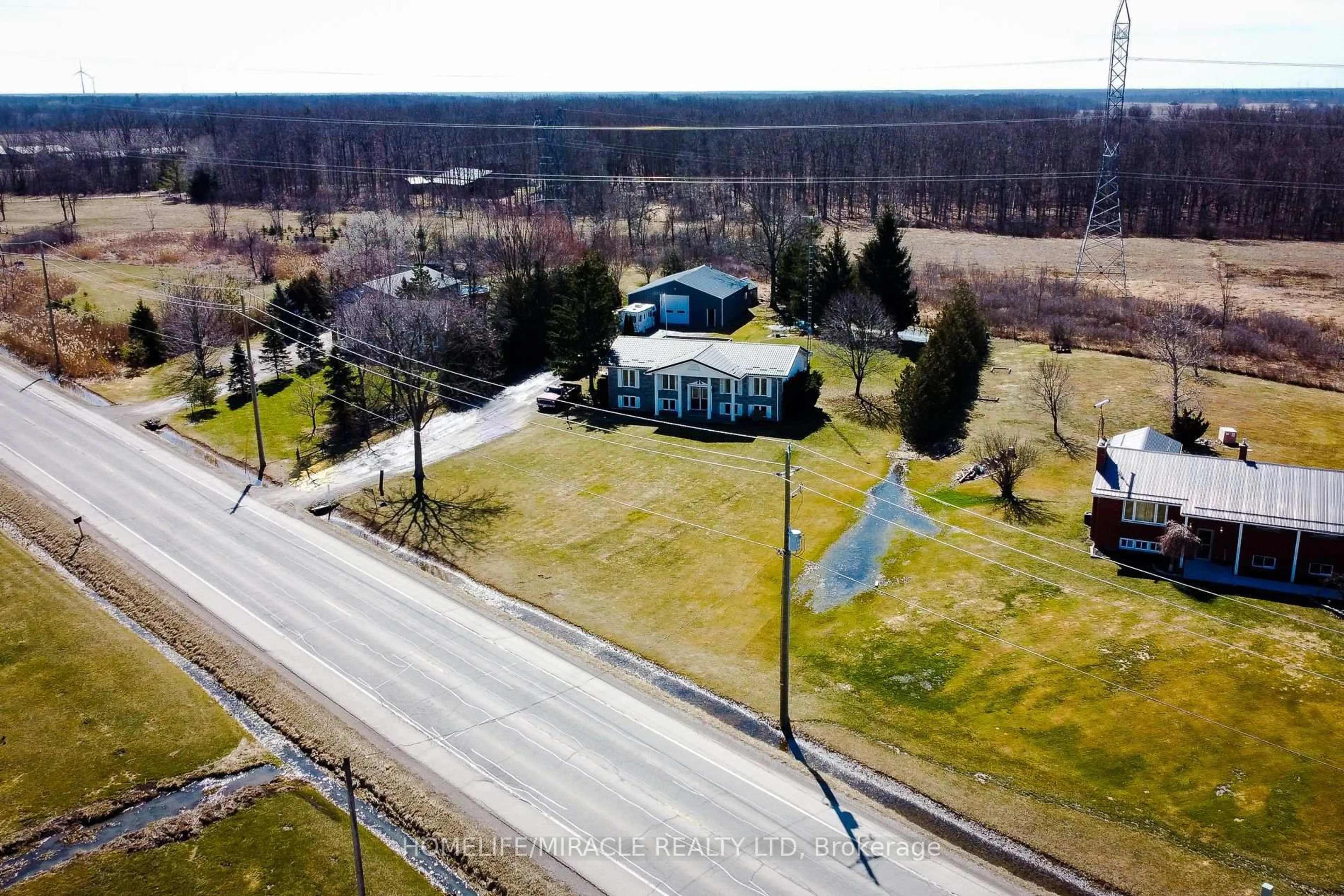 A pic from outside/outdoor area/front of a property/back of a property/a pic from drone, unknown for 8442 Silver St, West Lincoln Ontario L0R 1E0