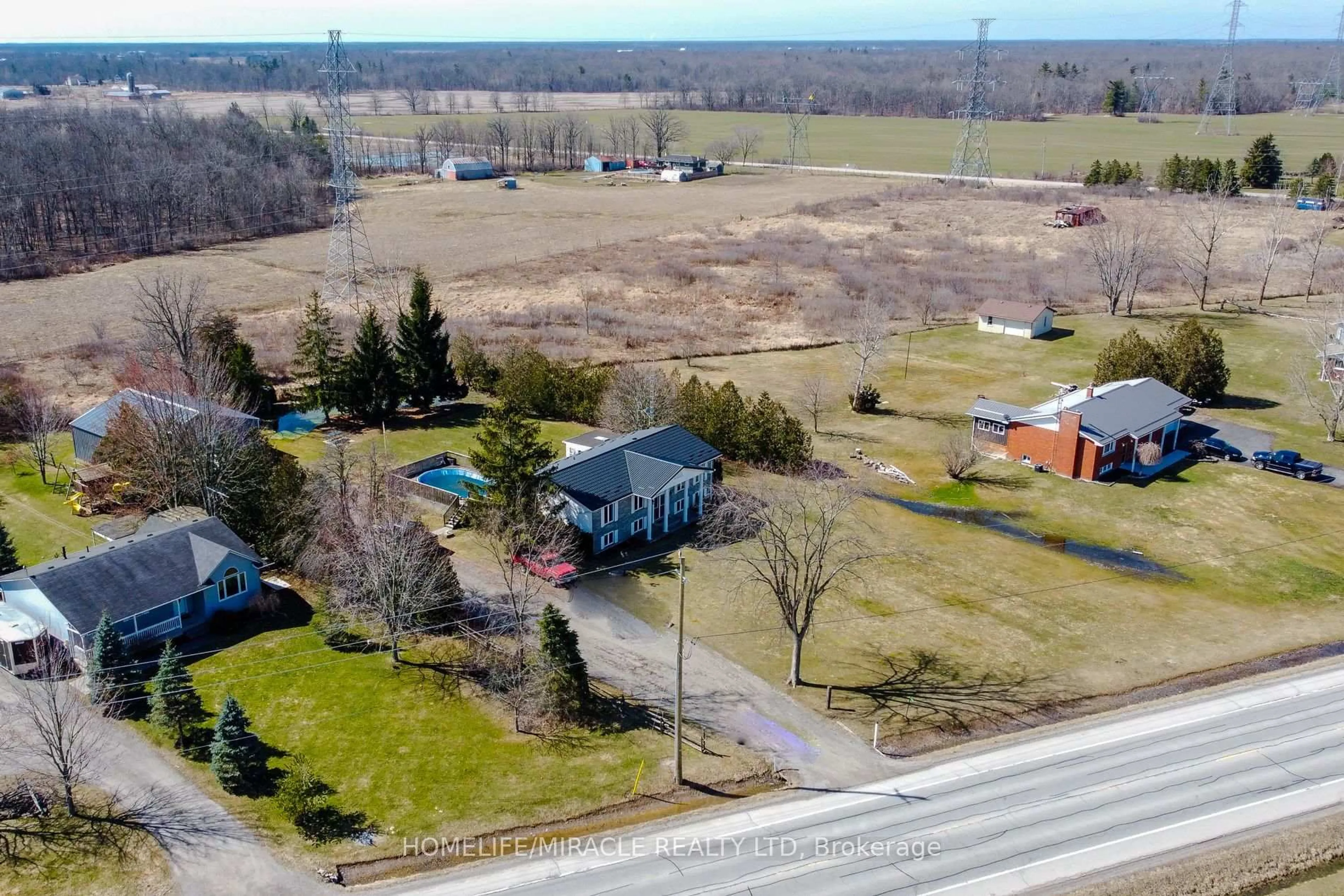 A pic from outside/outdoor area/front of a property/back of a property/a pic from drone, unknown for 8442 Silver St, West Lincoln Ontario L0R 1E0