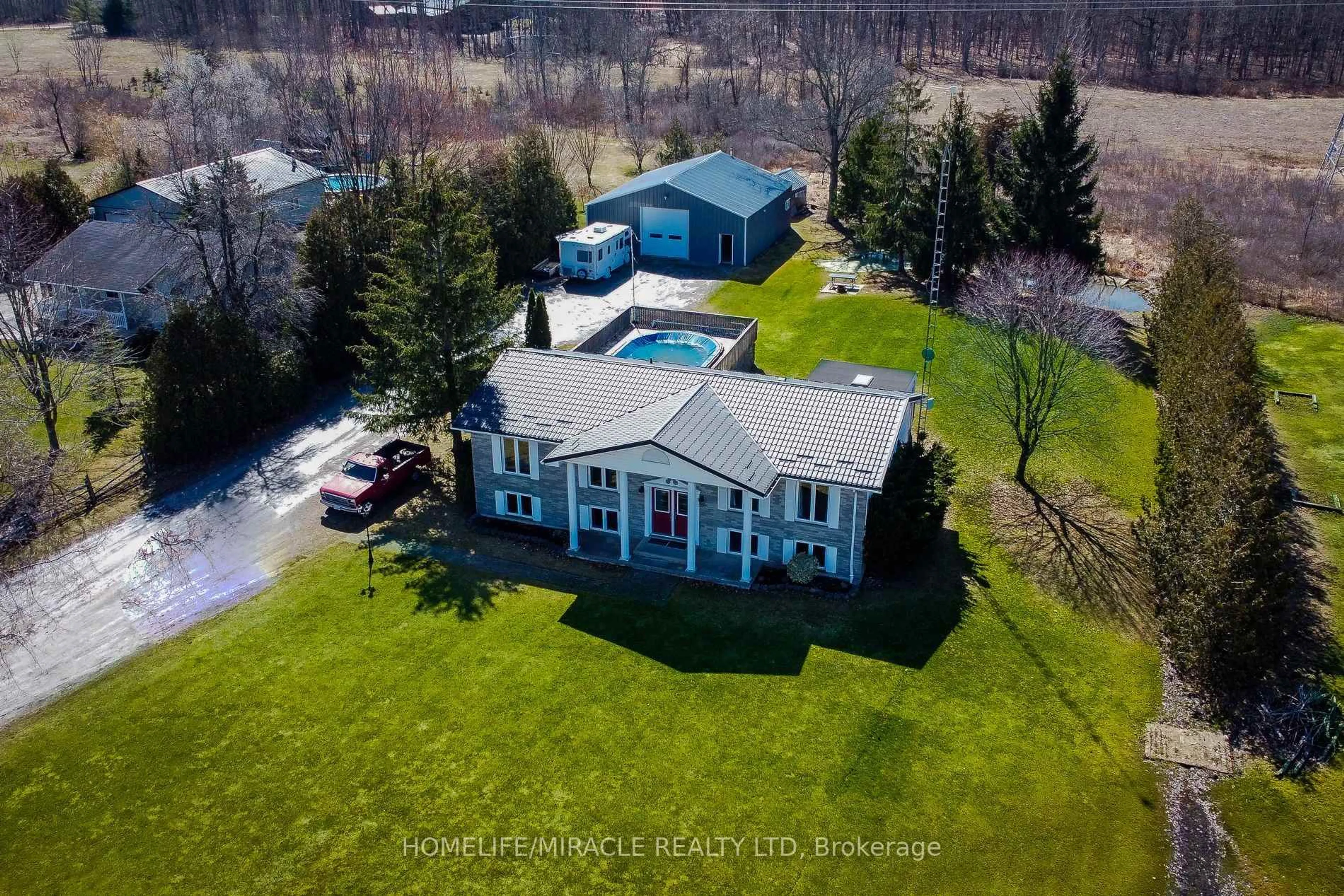 A pic from outside/outdoor area/front of a property/back of a property/a pic from drone, unknown for 8442 Silver St, West Lincoln Ontario L0R 1E0
