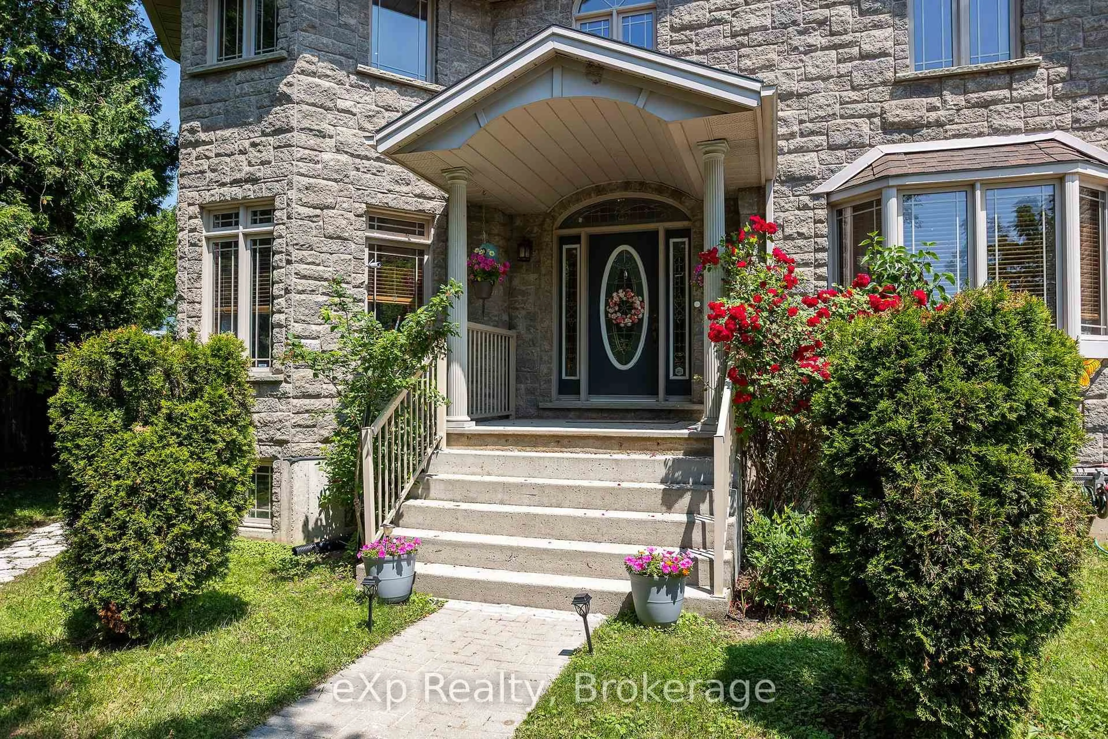Indoor entryway for 910 26th St, Owen Sound Ontario N4K 5N3