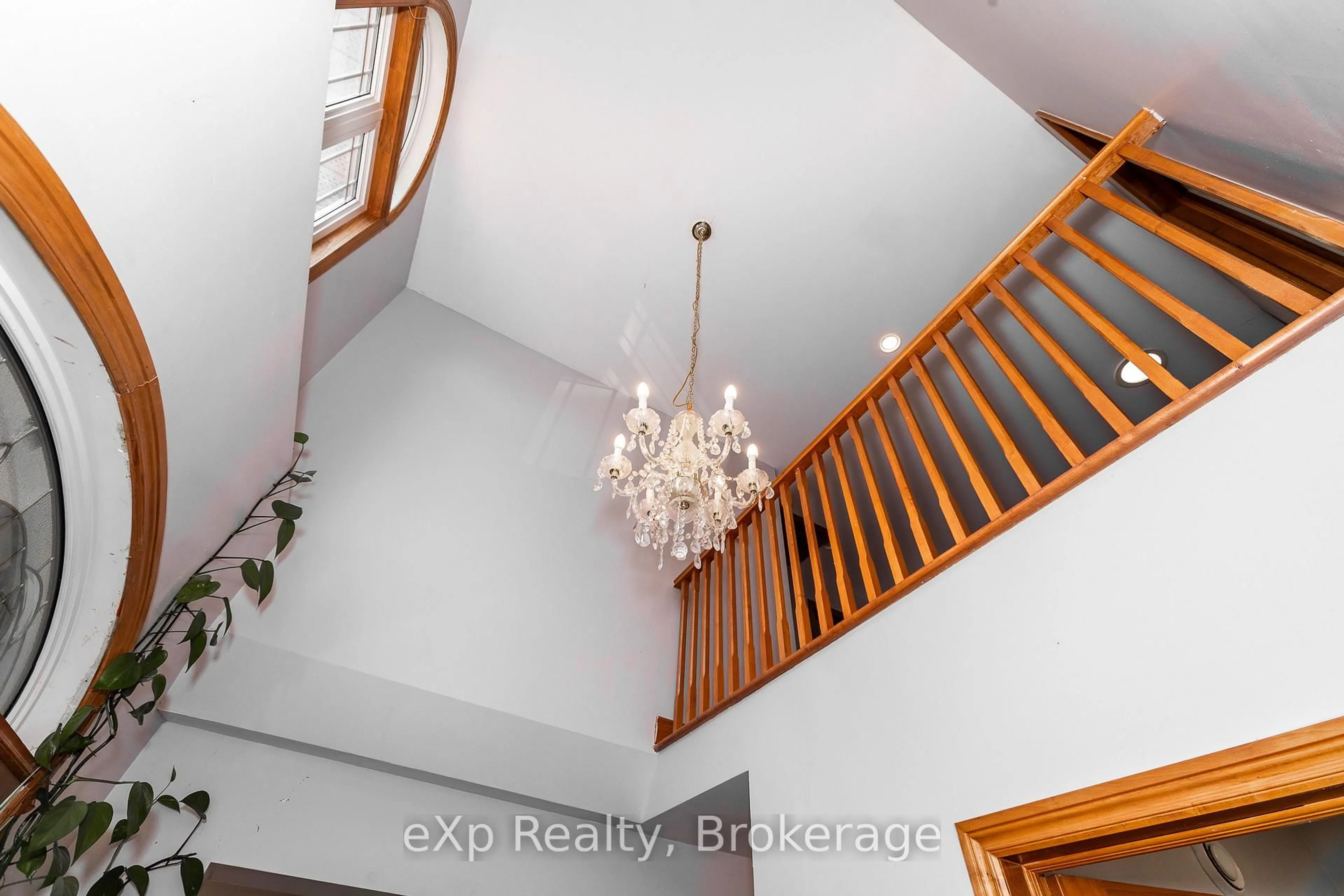 Indoor foyer for 910 26th St, Owen Sound Ontario N4K 5N3