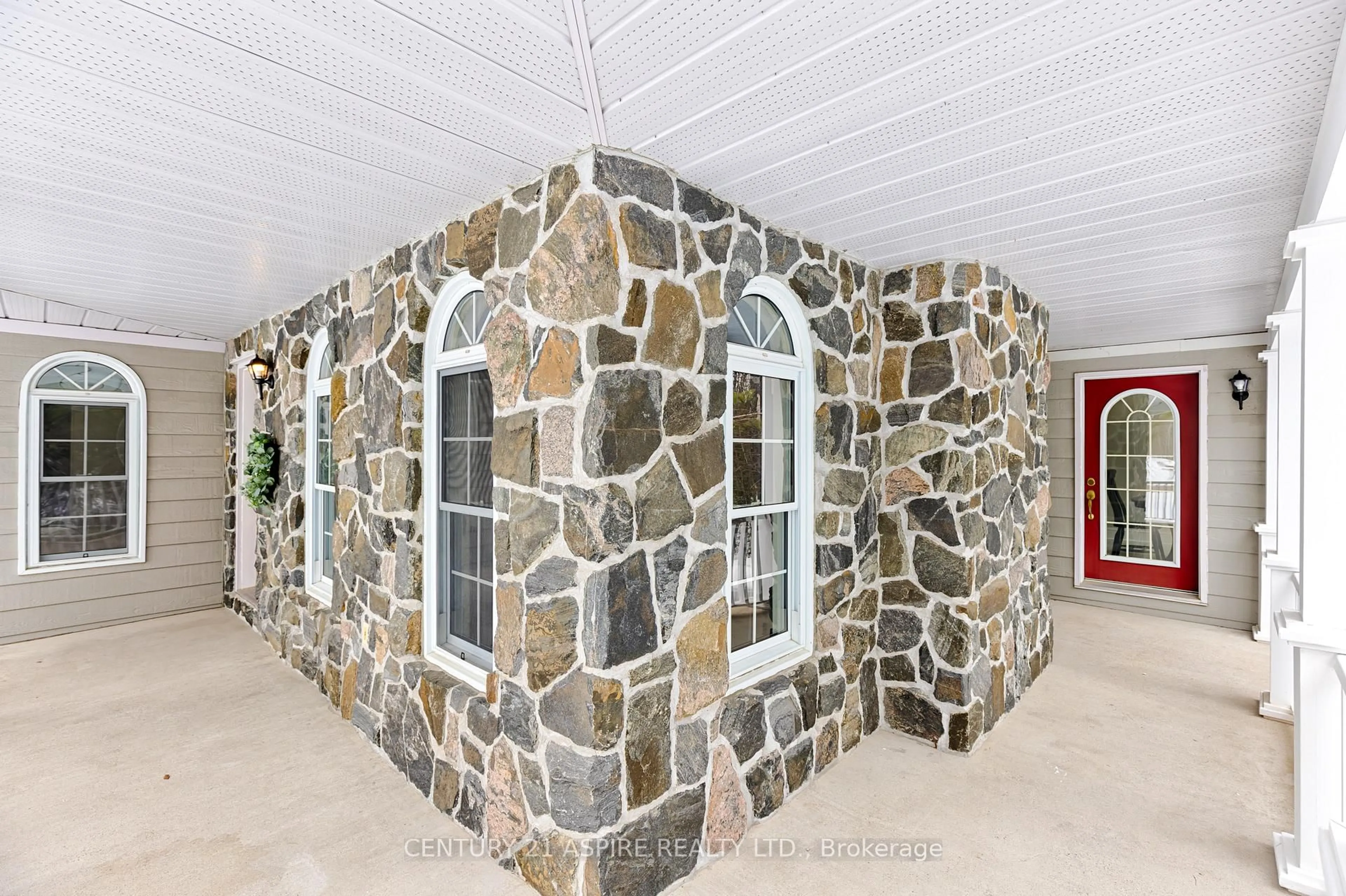Indoor foyer for 544 Achray Rd, Petawawa Ontario K8A 6W7