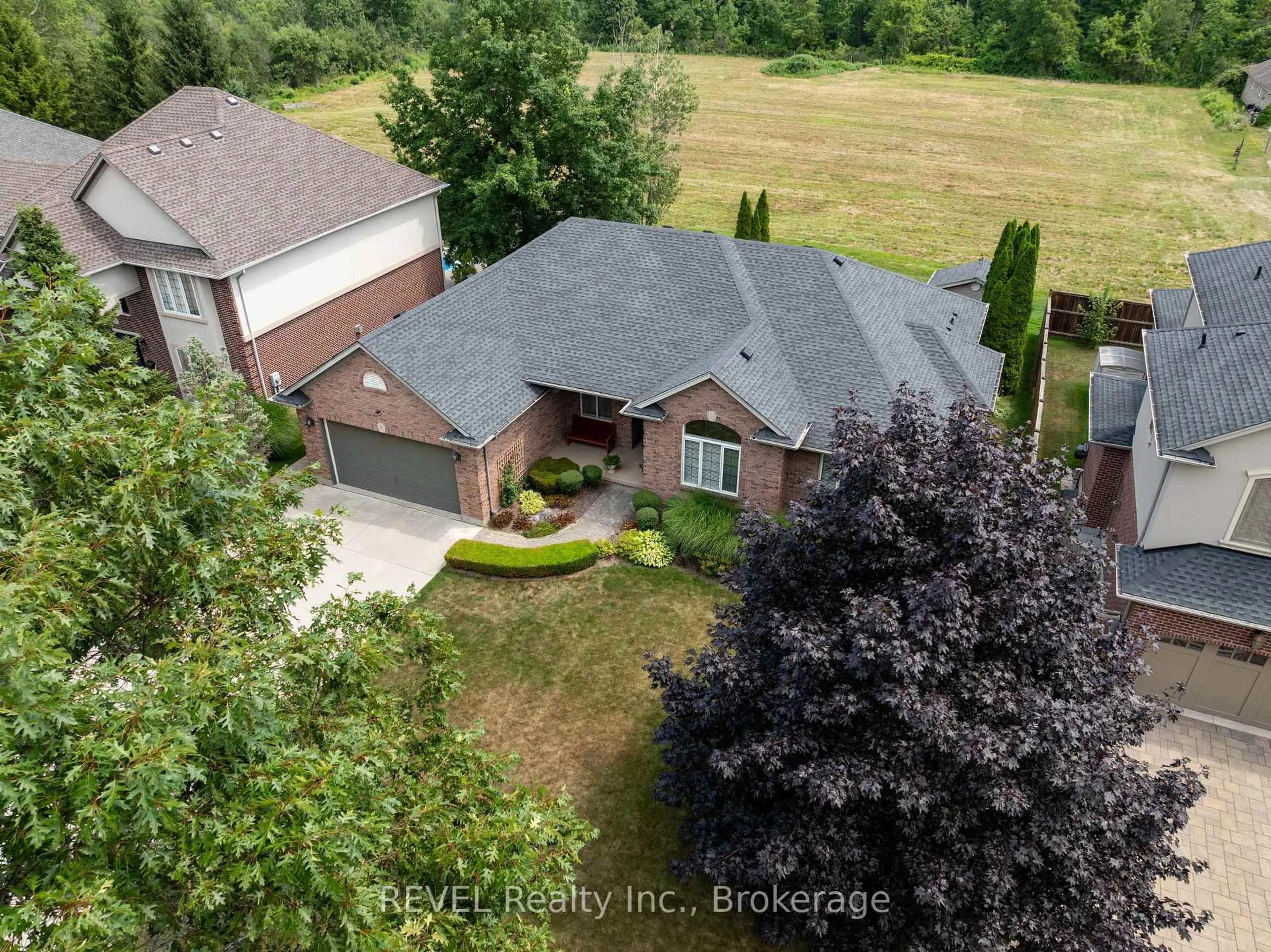 A pic from outside/outdoor area/front of a property/back of a property/a pic from drone, unknown for 5 Beechwood Cres, Pelham Ontario L0S 1E7