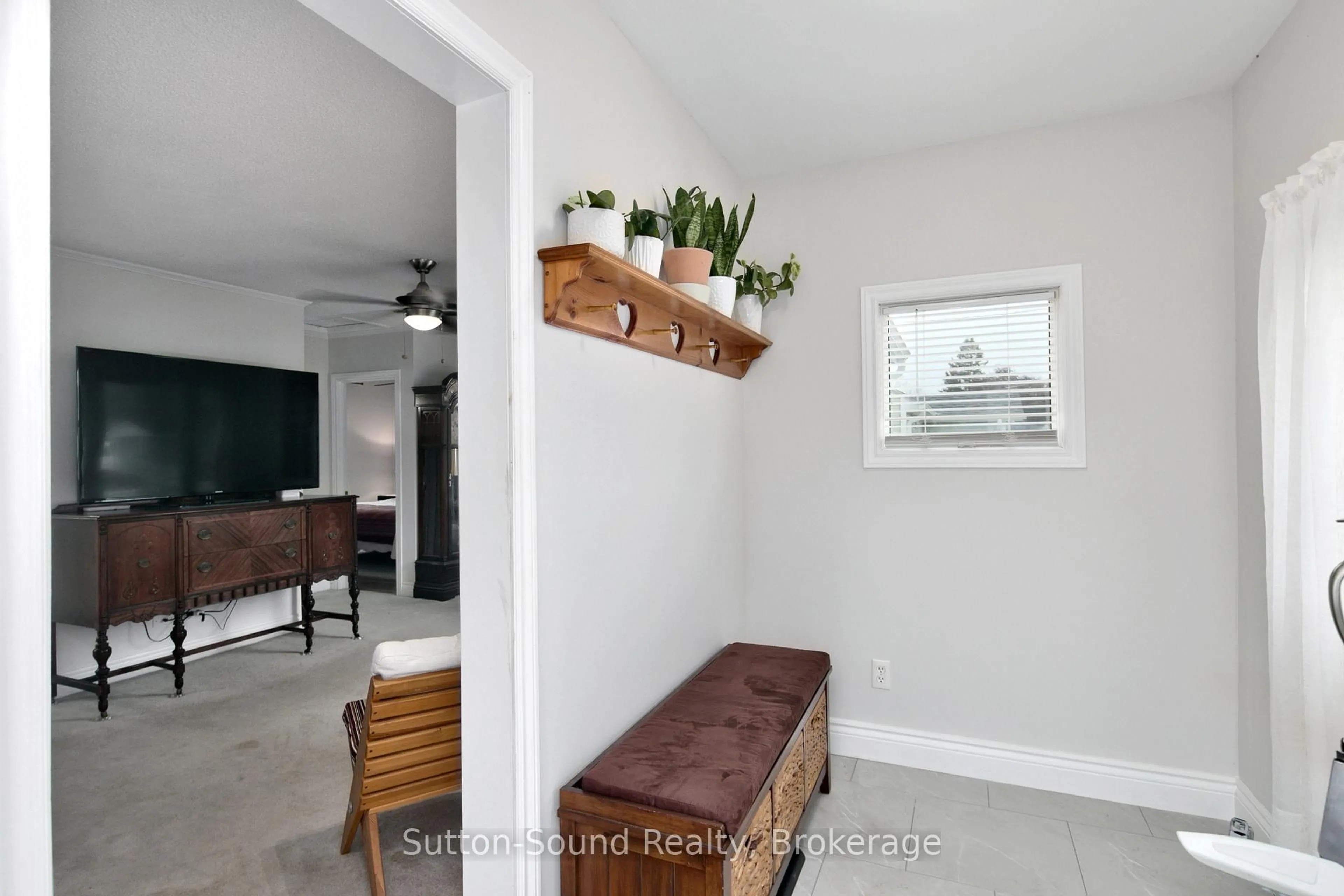 Indoor entryway for 785 7th St, Owen Sound Ontario N4K 1J8