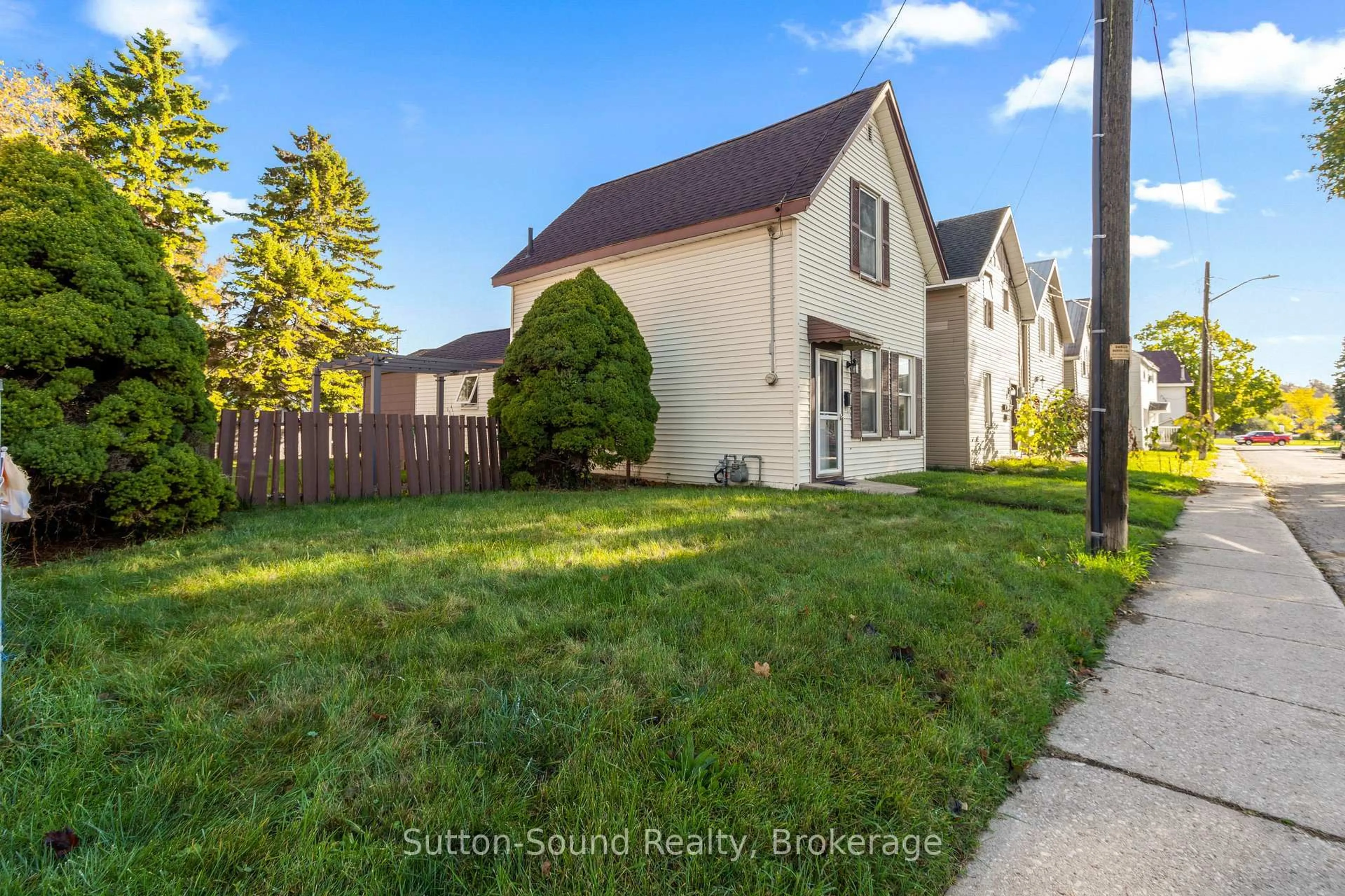 A pic from outside/outdoor area/front of a property/back of a property/a pic from drone, street for 158 13th St, Owen Sound Ontario N4K 3W4