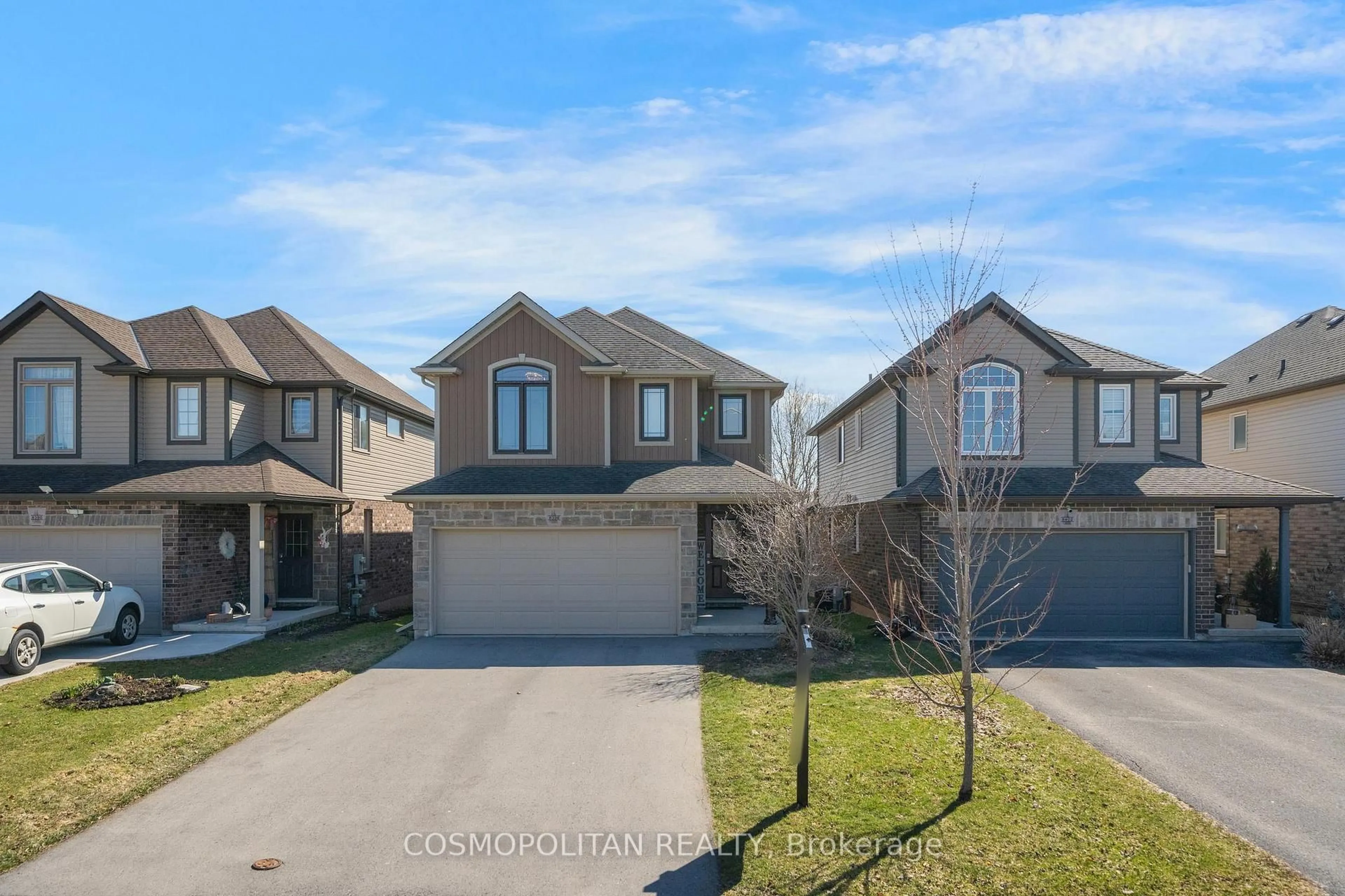 A pic from outside/outdoor area/front of a property/back of a property/a pic from drone, street for 8396 Glavcic Dr, Niagara Falls Ontario L2H 0B4