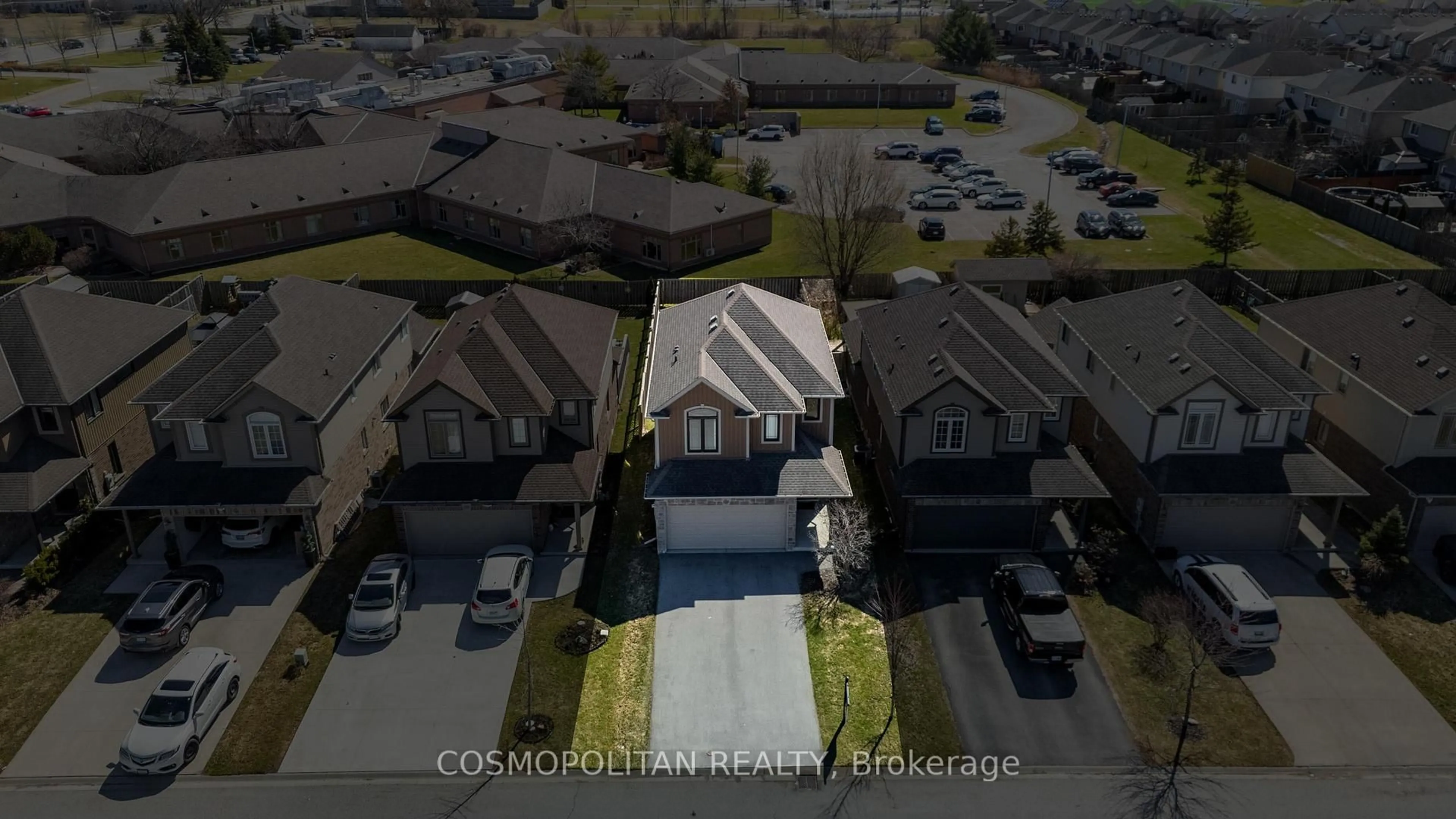 A pic from outside/outdoor area/front of a property/back of a property/a pic from drone, street for 8396 Glavcic Dr, Niagara Falls Ontario L2H 0B4