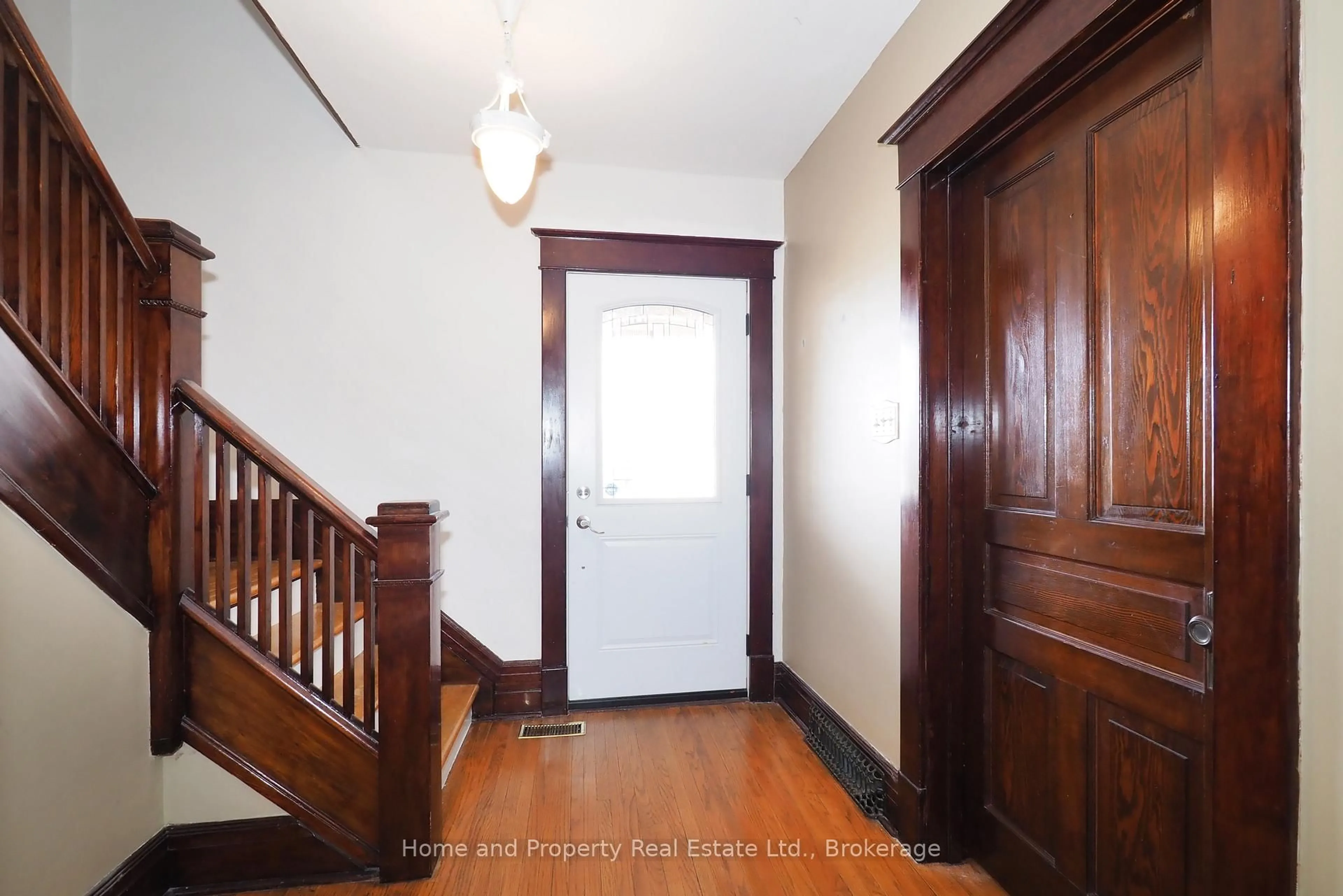 Indoor foyer for 33 Main St, Mapleton Ontario N0G 1P0