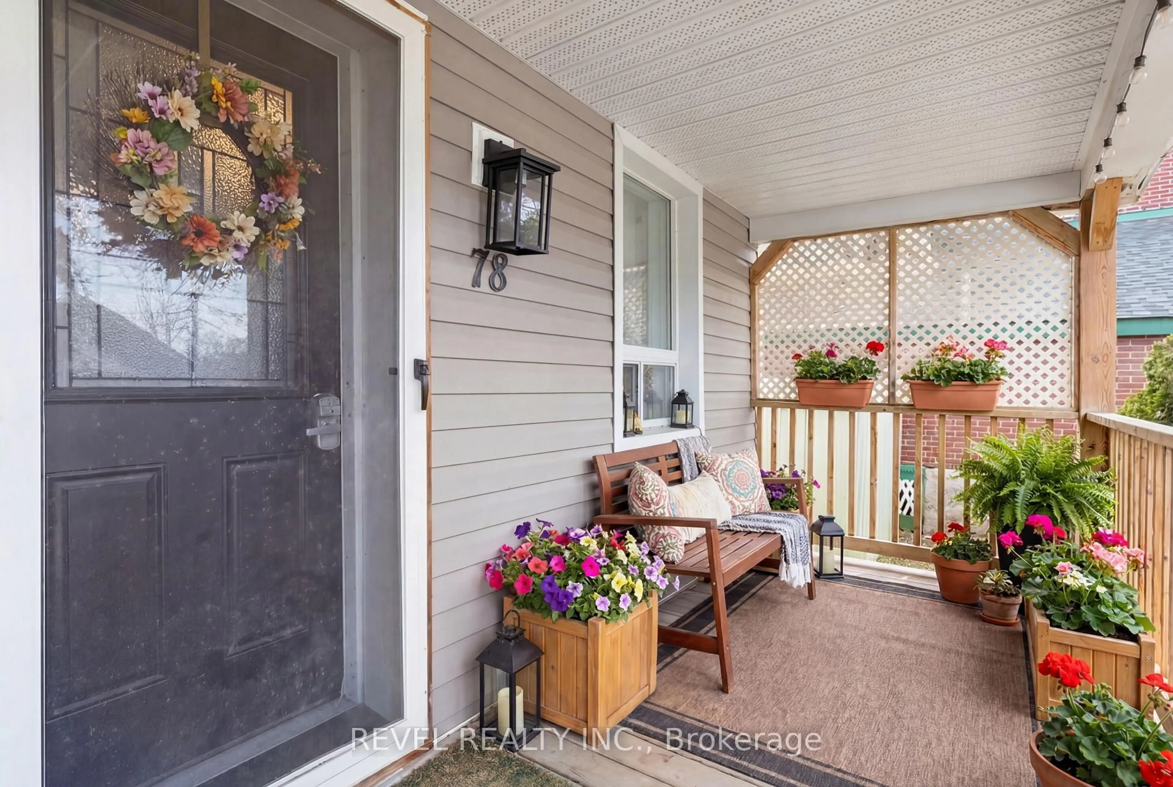 Indoor entryway for 78 William St, Kawartha Lakes Ontario K9V 3A8