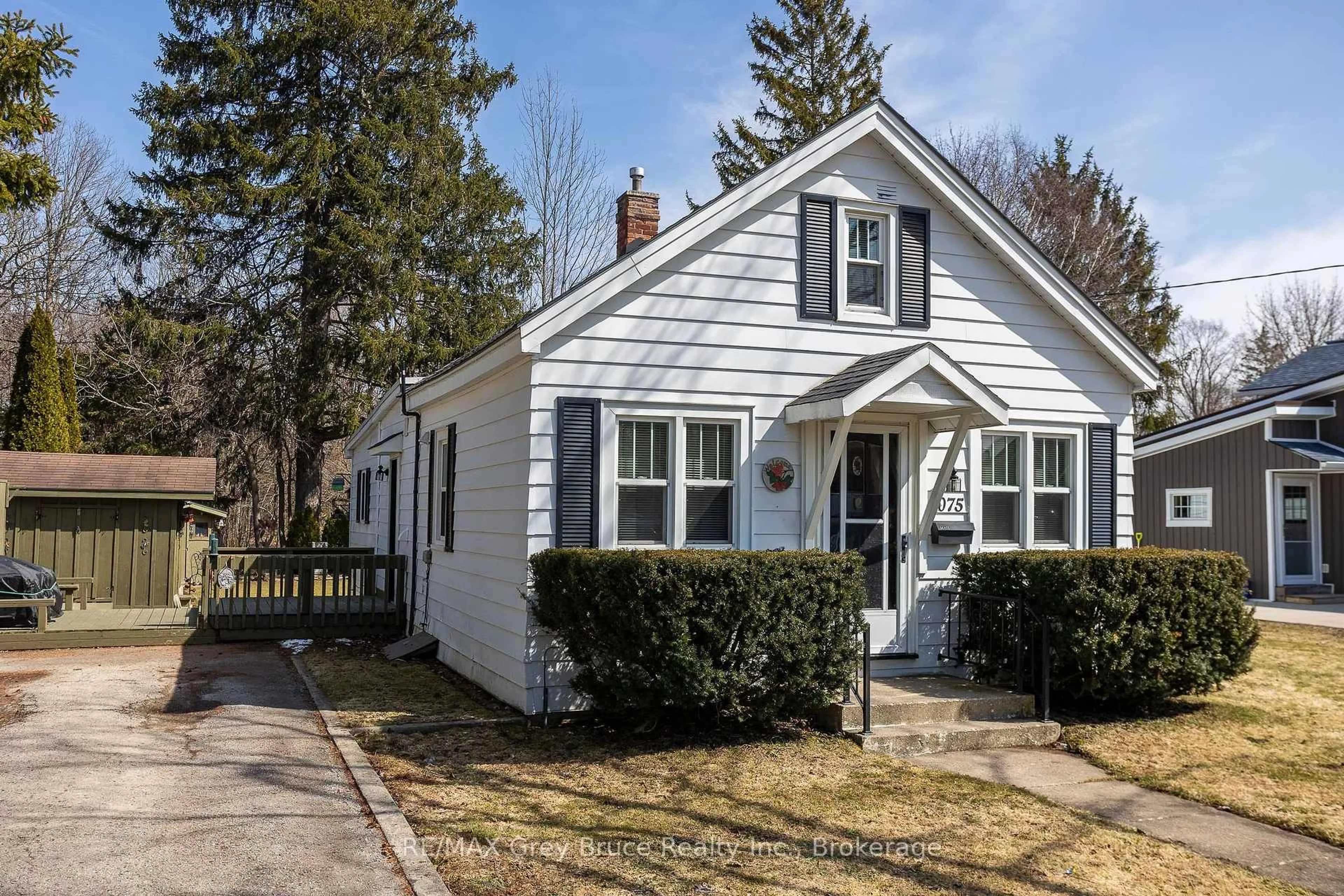 Home with vinyl exterior material, street for 1075 6th Ave, Owen Sound Ontario N4K 5G8